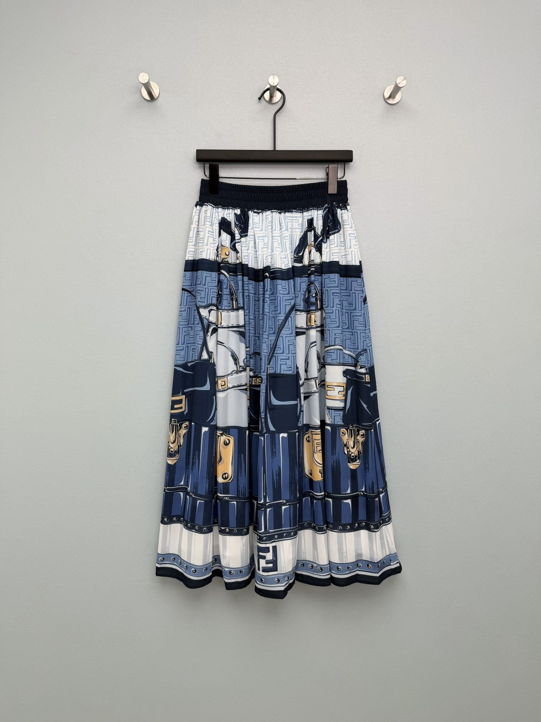 NO:777368,FEND*26 new comic style FF presbyopia positioning printed large hem skirt. Artistic comic print. It combines FF presbyopia, classic bags and hardware elements. Blue and white contrast + gold details, rich layers and full visual impact. A must-have item for summer. Comic style FF presbyopia with blue and white background, comes with artistic filter. Drape fabric, large hem tailoring, elegant and flexible when walking. High waist elastic waist design, suitable for various body shapes. There are also tops from the same series that can be matched with suits.  Who can resist a stunningly beautiful artistic retro outfit? A skirt. Monochrome size 3 SML, Fendi-clothing, fendi, fendi, skirts,19860909FEND*26新款漫画感FF老花定位印花大摆半身裙 艺术感漫画印花 融合FF老花、经典包袋与五金元素,蓝白撞色+金色细节点缀,层次丰富,视觉冲击力拉满 超绝夏天必备单品 蓝白底色的漫画风FF老花,自带艺术滤镜 垂顺面料,大摆剪裁,行走间飘逸灵动 高腰松紧腰设计,适配各种身形 还有同系列上衣可搭配套装 谁能拒绝一套美到心巴的艺术感复古穿搭啊半裙 单色3码SML,芬迪-服装,fendi,fendi,skirts,,Women's clothing