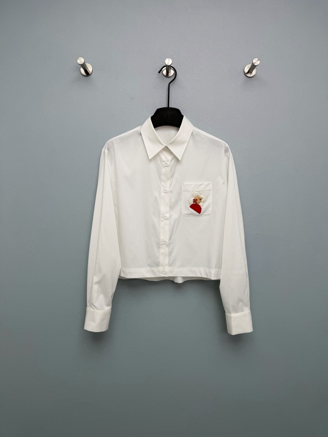 NO:777971,Louis Vuitto*26 new short shirt. Classic lapel + full placket button design. The three-dimensional leather label decoration on the left chest pocket is the soul of the whole dress. The classic Monogram four-leaf flower is used as the prototype, using contrasting leather splicing (white + rice + red), rich in layers and full of recognition. The red folding fan-shaped leather piece is printed with the L family's handwritten logo, decorated with metal rivets, with exquisite details and full of light luxury. It is neat for commuting, gentle for dating, and casual for daily wear.  One piece for all occasions, this is the all-purpose white shirt in your wardrobe!  Solid color size 3 SML,Louis Vuitton-clothing,louis vuitton,louis vuitton,louis vuitton,shirts,19860909Louis Vuitto*26新款短款衬衣 经典翻领+全开襟纽扣设计,左胸口袋处的立体皮标装饰是整件衣服的灵魂 经典Monogram四叶花为原型,采用撞色皮质拼接（白+米+红）,层次丰富,辨识度拉满 红色折扇造型皮片上印有L家手写体logo,搭配金属铆钉装饰,细节精致,轻奢感十足.通勤穿利落,约会穿温柔,日常穿随性 一件搞定所有场合,衣柜里的万能白衬衫非它莫属！ 单色3码SML,路易威登-服装,louis vuitton,louis vuitton,louis vuitton,shirts,,Women's clothing