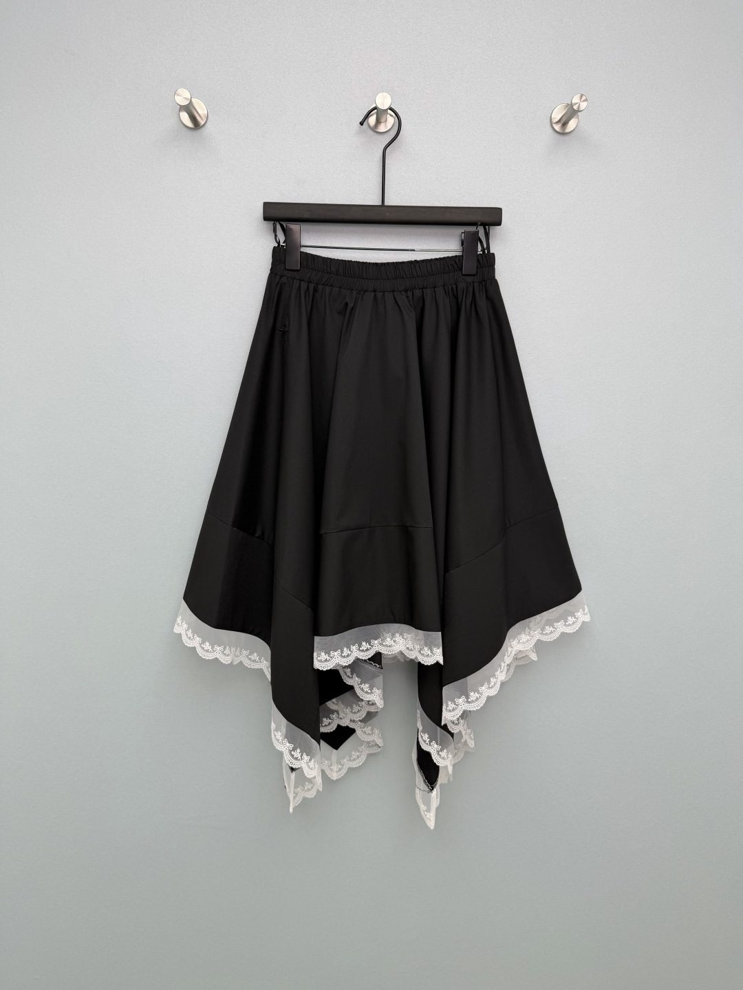 NO:777982,DIO*26 new style irregular lace hem skirt with large hem. Irregular multi-layered hem + lace. The skirt is full of details of bee embroidery, which is full of light luxury. It is full of atmosphere when walking. The elastic waist design is not flattering, and the wide hips and thick legs are directly hidden. The black is classic and slim, and the gray is high-end and lazy. Both colors are stunning. Paired with a shirt, it is French elegance, and paired with a sweater, it is Korean style relaxed.  One piece can handle all spring and summer outfits, it’s the all-purpose skirt in your wardrobe!  2 colors and 3 codes SML, Dior-clothing, dior, dior, hoodie, sweatshirts, skirts, shirts,19860909DIO*26新款不规则蕾丝边大摆半身裙 不规则多层下摆+蕾丝花边,裙身小蜜蜂刺绣细节感拉满,轻奢感十足行走间全是氛围感 松紧腰设计不挑身材,胯宽腿粗直接藏住 黑色经典显瘦,灰色高级慵懒,两色都封神 搭衬衫是法式优雅,搭卫衣是韩系松弛 一件搞定春夏所有穿搭,衣柜里的万能半裙非它莫属！2色3码SML,迪奥-服装,dior,dior,hoodie,sweatshirts,skirts,shirts,,Women's clothing