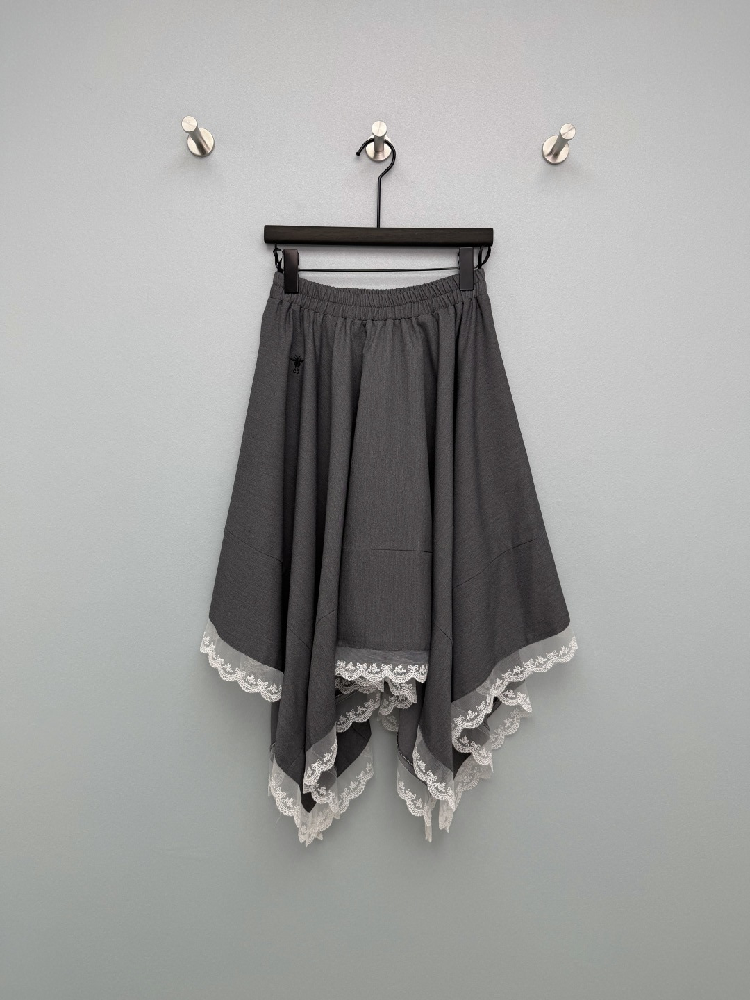 NO:777988,DIO*26 new style irregular lace hem skirt with large hem. Irregular multi-layered hem + lace. The skirt is full of details of bee embroidery, which is full of light luxury. It is full of atmosphere when walking. The elastic waist design is not flattering, and the wide hips and thick legs are directly hidden. The black is classic and slim, and the gray is high-end and lazy. Both colors are stunning. Paired with a shirt, it is French elegance, and paired with a sweater, it is Korean style relaxed.  One piece can handle all spring and summer outfits, it’s the all-purpose skirt in your wardrobe!  2 colors and 3 codes SML, Dior-clothing, dior, dior, hoodie, sweatshirts, skirts, shirts,19860909DIO*26新款不规则蕾丝边大摆半身裙 不规则多层下摆+蕾丝花边,裙身小蜜蜂刺绣细节感拉满,轻奢感十足行走间全是氛围感 松紧腰设计不挑身材,胯宽腿粗直接藏住 黑色经典显瘦,灰色高级慵懒,两色都封神 搭衬衫是法式优雅,搭卫衣是韩系松弛 一件搞定春夏所有穿搭,衣柜里的万能半裙非它莫属！2色3码SML,迪奥-服装,dior,dior,hoodie,sweatshirts,skirts,shirts,,Women's clothing