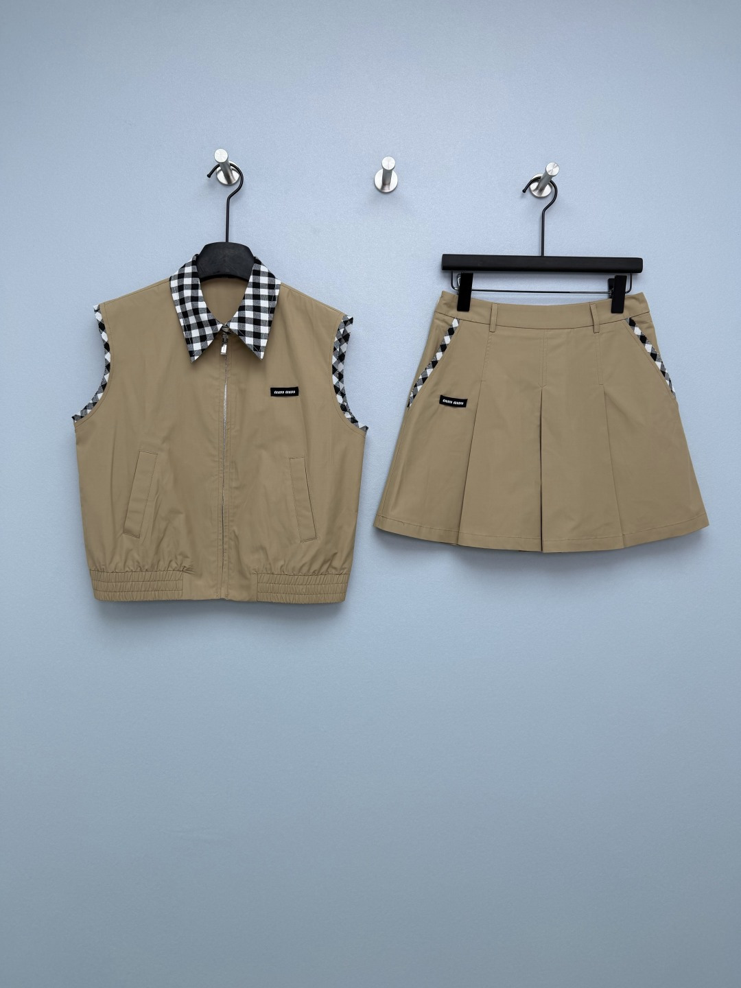 NO:777993,Miu Mi*26 new khaki plaid contrasting vest + pleated skirt two-piece set sold as a set  Classic black and white plaid contrasting design, plaid lapels + armhole wrapping, full layering and high recognition. Metal zippers + brand logo snap buttons, high-end texture, smooth opening and closing; black woven logo on the chest, full of light luxury. High-waisted A-line pleated design, perfect modification of hip width and thick legs, visually elongating the leg line, showing long legs and thin waist. A must-have college style suit for sweet girls, just close your eyes and rush!  Single color size 3 SML, Miu Miu-clothing, miumiu, skirts,19860909Miu Mi*26新款卡其色格纹撞色马甲+百褶短裙两件套 整套出售 经典黑白格纹撞色设计,格纹翻领+袖笼包边,层次感拉满,辨识度超高.金属拉链+品牌logo按扣,质感高级,开合顺滑；胸前黑色织唛logo标,轻奢感十足.高腰A字百褶设计,完美修饰胯宽、腿粗,视觉上拉长腿部线条,显腿长、显腰细.甜妹必入的学院风套装,闭眼冲就对了！单色3码SML,缪缪-服装,miumiu,skirts,,Women's clothing