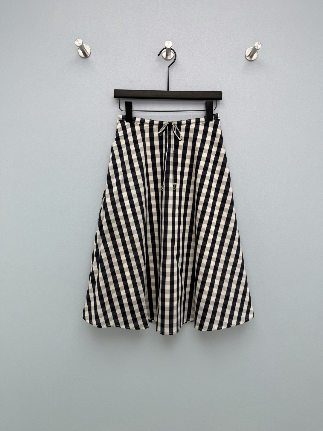 NO:777976,Dio*26 new black and white plaid CD pendant mid-length skirt. The classic black and white checkerboard pattern is retro and high-end. The high-waisted A-line version with large swing covers the flesh, and the pear-shaped figure is directly like a god!  The skirt is decorated with the iconic CD letter metal pendant, engraved with the brand logo, making it highly recognizable. The shiny silver metal and plaid fabric create a texture collision, coexisting with a sense of sophistication and luxury. Weld French elegance to your body!  Monochrome size 3 SML, Dior-clothing, dior, dior, skirts,19860909Dio*26新款黑白格纹CD吊坠中长半身裙 经典黑白棋盘格纹复古又高级,高腰A字大摆版型巨遮肉,梨形身材直接封神！裙身装饰标志性CD字母金属吊坠,刻有品牌logo,辨识度拉满 亮面银色金属与格纹面料形成质感碰撞,精致感与奢华感并存 把法式优雅焊在身上！单色3码SML,迪奥-服装,dior,dior,skirts,,Women's clothing