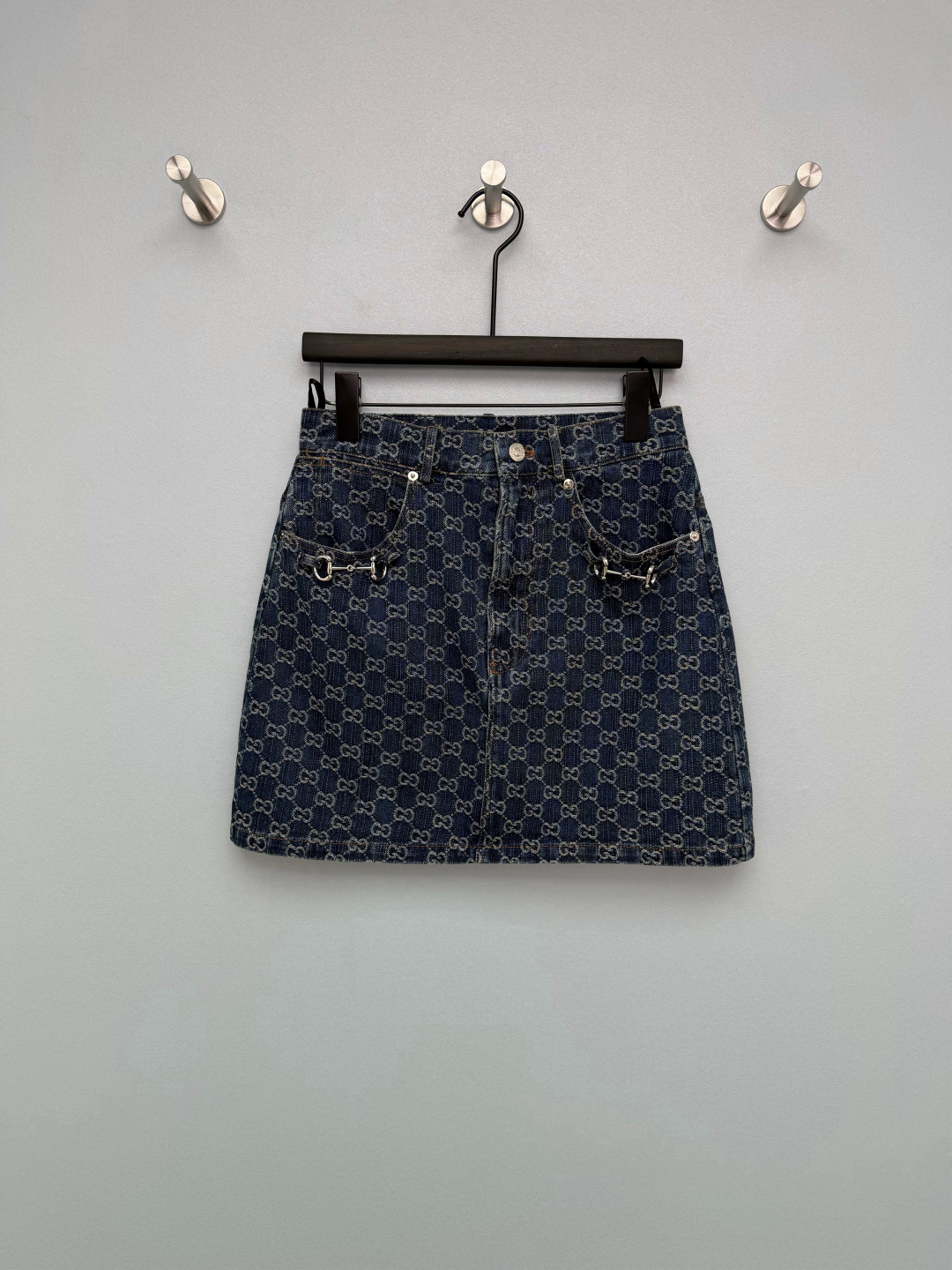 NO:777970,Gucc*26 classic double G jacquard horsebit denim short skirt is made of heavy denim, all-over jacquard classic double G (GG) presbyopia pattern, exquisite jacquard craftsmanship, clear and three-dimensional texture, retro old washed blue, with a retro high-end feel. Brown leather tag on the back waist, high-waisted A-line version, taller and slimmer, pear-shaped figure directly makes a denim skirt that retro hotties must wear, close your eyes and you won’t lose!  Single color size 3 SML, Gucci-clothing, gucci, gucci, skirts,19860909Gucc*26经典双G提花马衔扣牛仔短裙 选用重磅丹宁牛仔布,满幅提花经典双G（GG）老花图案,提花工艺精湛,纹理清晰立体,复古做旧水洗蓝调,自带复古高级感.后腰处棕色皮牌,高腰A字版型,显高显瘦,梨形身材直接冲 复古辣妹必入的一条牛仔裙,闭眼入不亏！单色3码SML,古驰-服装,gucci,gucci,skirts,,Women's clothing