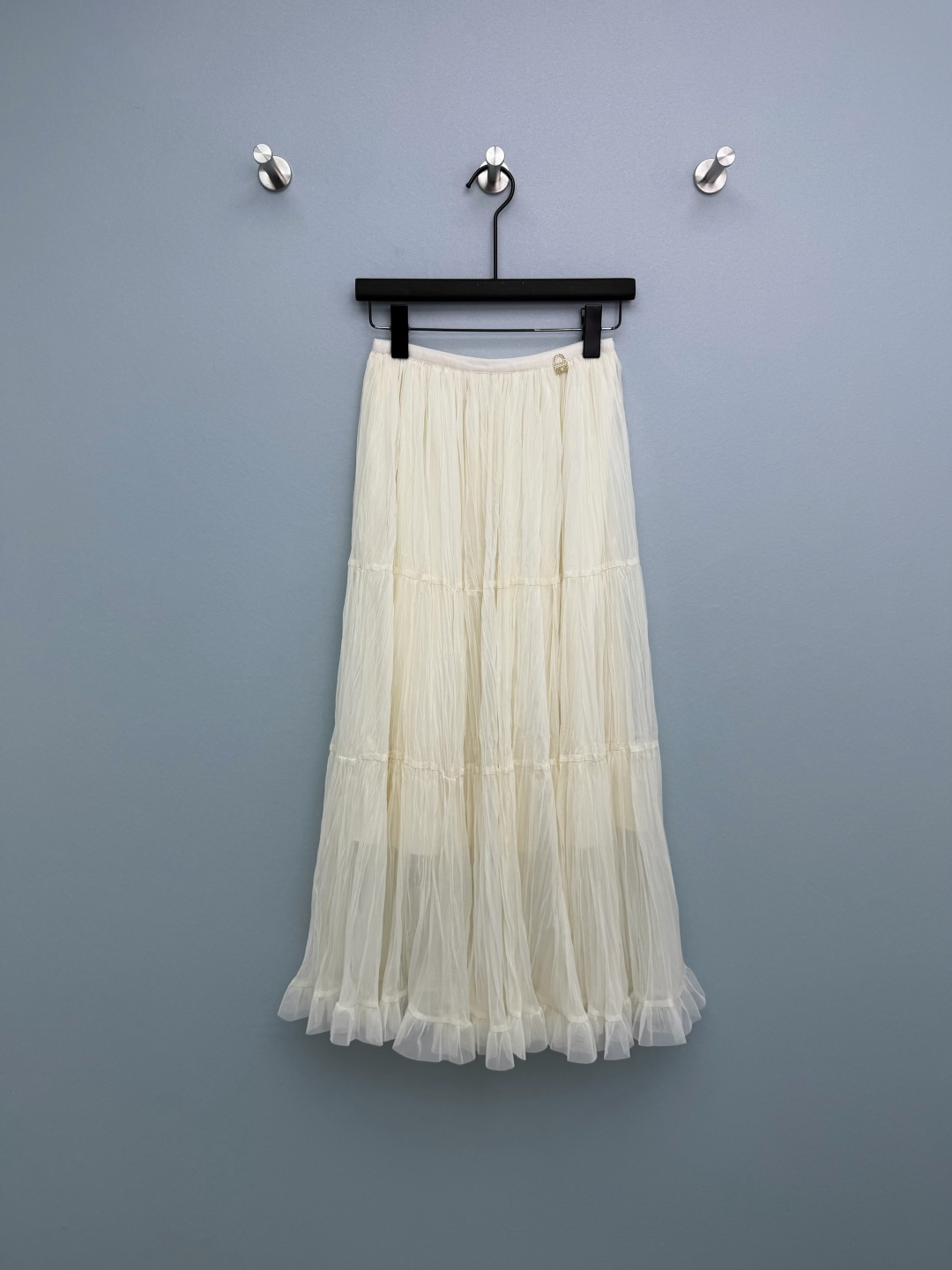 NO:777984,Chan*l26 new diamond bag logo pleated mesh long skirt with long hem. The waist is inlaid with diamond handbag-shaped metal logo and embossed double C logo. The texture is high-end, full of recognition, and full of light luxury. It is the finishing touch of the whole skirt. The layered pleated design has a rich sense of layering. The skirt is spliced with mesh earrings, which is smart and elegant, adding French romance and girlishness. The three-layer large hem + mesh earrings create a sense of atmosphere when walking.  The elastic waist design is not flattering on the figure, and the wide hips and thick legs are directly hidden. The off-white color is gentle and fairy-like, and the black skirt makes you look thin and high-end. The fairy-like skirt~ 2 colors and 3 sizes SML, Chanel-clothing, chanel, chanel, skirts,19860909Chan*l26新款菱格包标压褶网纱大摆半身长裙 腰头处镶嵌菱格纹手提包造型金属标,浮雕双C logo,质感高级,辨识度拉满,轻奢感十足,是整件裙子的点睛之笔.分层压褶设计,层次感丰富,裙摆拼接网纱木耳边,灵动飘逸,增添法式浪漫与少女感.三层大摆+网纱木耳边,行走间全是氛围感 松紧腰设计不挑身材,胯宽腿粗直接藏住 米白温柔仙气,黑裙显瘦高级仙气飘飘的本命神裙~ 2色3码SML,香奈儿-服装,chanel,chanel,skirts,,Women's clothing