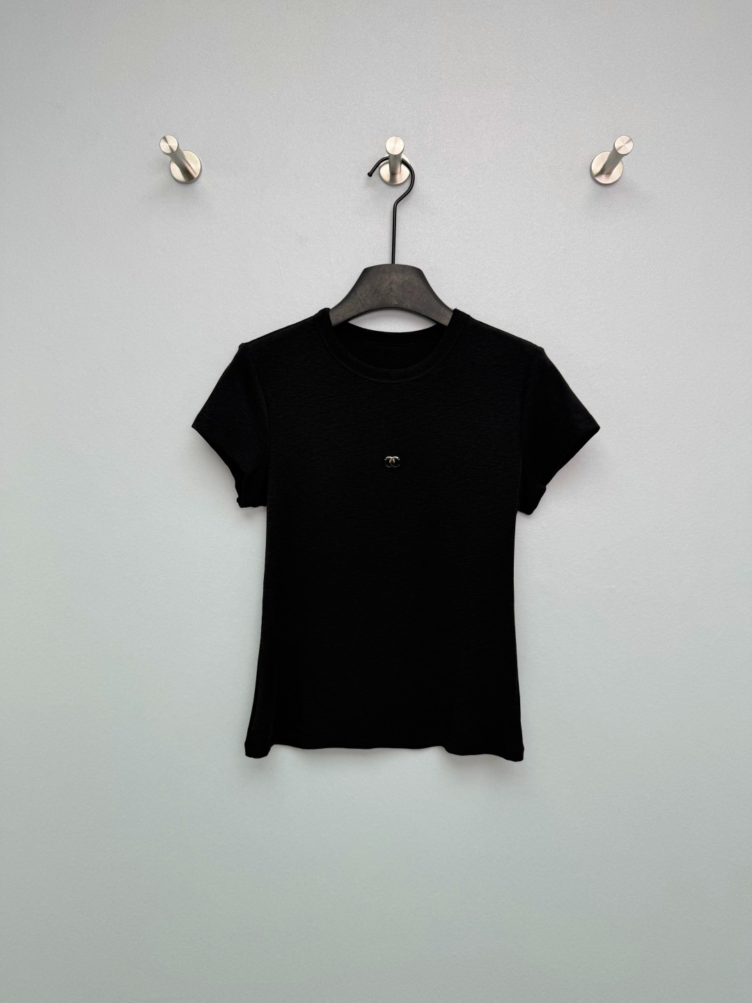 NO:777987,Chan*l26's new double C metal logo slim-fit short-sleeved T-shirt. The iconic double C logo is used on the chest. The metallic texture is high-end and the contrasting design (silver and black color matching) is highly recognizable and full of light luxury. Highly elastic and skin-friendly fabrics are breathable and not sweaty. It is super comfortable to wear in spring and summer. The double C metal logo on the chest is too delicate, giving it a low-key and light luxury feel. The white T is clean and refreshing, and the black T is cool and slim. Both colors are magical.  2 colors and 3 codes SML, Chanel-clothing, chanel, chanel, T-shirt, tees, t-shirt,19860909Chan*l26新款双C金属标修身短袖T恤 胸前采用标志性双C logo,金属质感高级,撞色设计（银黑拼色）辨识度拉满,轻奢感十足 高弹亲肤面料,透气不闷汗,春夏穿超舒服 胸口的双C金属标太精致了,低调轻奢感拉满 白T干净清爽,黑T酷飒显瘦,两色都封神 2色3码SML,香奈儿-服装,chanel,chanel,T-shirt,tees，t-shirt,,Women's clothing