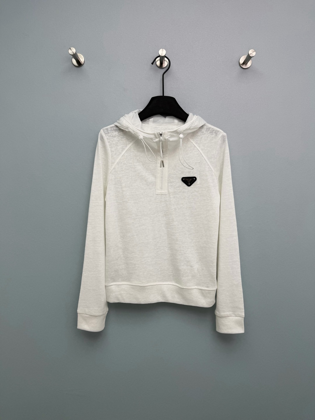 NO:777978,Prad*26 new triangular logo half-zip hooded long-sleeved top. Half-zip opening and closing design, the collar height can be adjusted freely to create different styles. The zipper texture is smooth and the opening and closing is smooth. The hat body is made of contrasting nylon fabric, which is stiff and stylish, not easy to collapse, and forms a layered contrast with the body. The brand's classic black triangle metal logo is inlaid on the left chest, adjustable drawstring + metal rope buckle, white is clean and high-end, stripes are classic and retro, both colors are magical!  ps The overall white color will be a little larger than the stripes~ 2 colors and 3 sizes SML, Prada-clothing, prada, prada, hats,19860909Prad*26新款三角标半拉链连帽长袖上衣 半拉链开合设计,可自由调节领口高度,打造不同穿搭风格,拉链质感顺滑,开合流畅.帽身采用撞色尼龙面料,挺括有型,不易软塌,与衣身形成层次对比,设计感拉满.左胸处镶嵌品牌经典黑色三角金属标, 可调节抽绳+金属绳扣,白色干净高级,条纹经典复古,两色都封神！ps白色整体会比条纹大一点~ 2色3码SML,普拉达-服装,prada,prada,hats,,Women's clothing