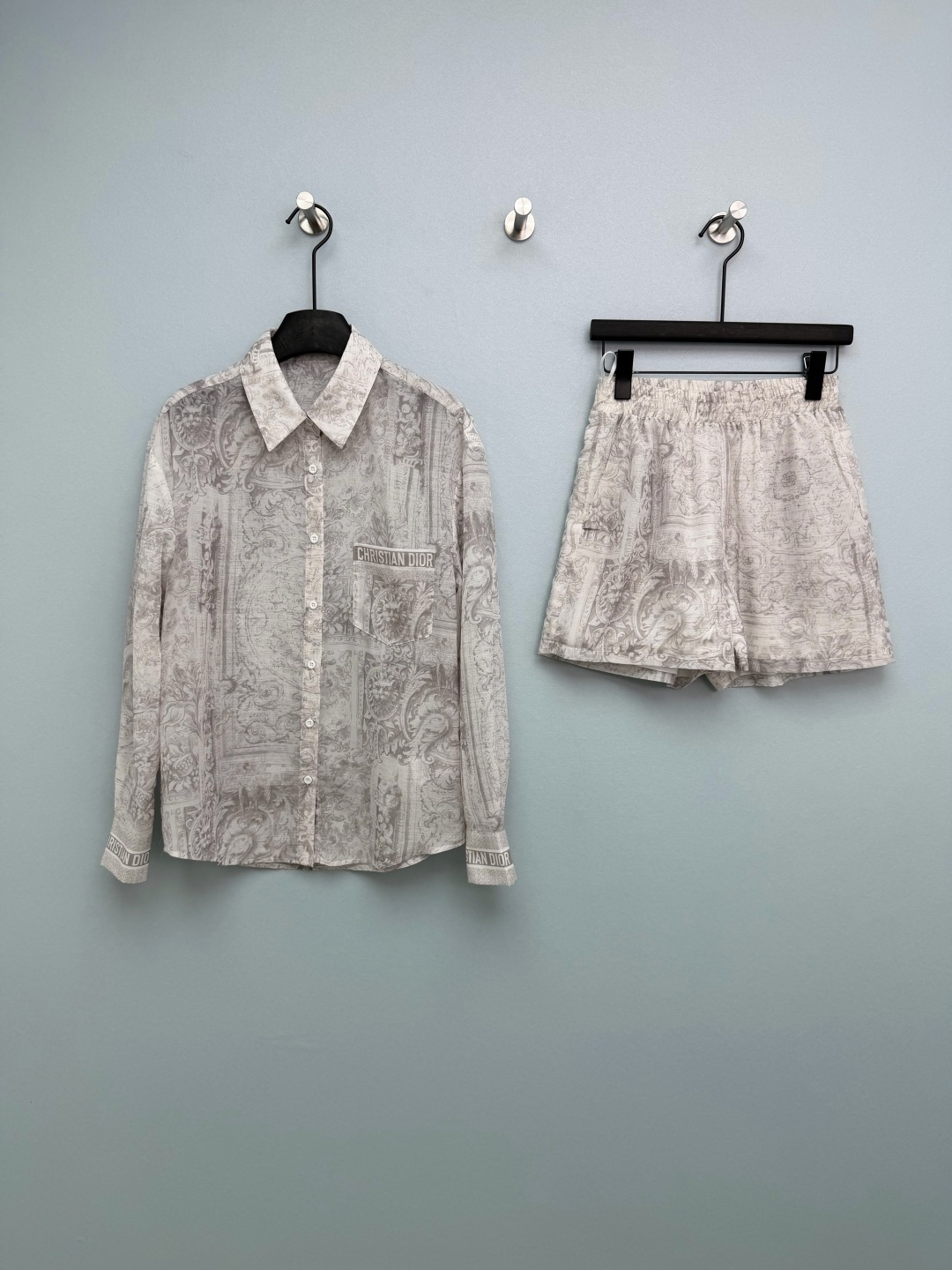 NO:777962,Dio*26 new gray tone Baroque print shirt + shorts two-piece suit sold as a set. Fully printed with Baroque retro totem prints, full of gray tone high-end, integrated with classic elements such as lion heads and curly grass patterns, highly recognizable. The left chest pocket is printed with D family brand letters and the cuffs are printed with the same series of letters. The details are exquisite and full of light luxury. The shirt can be worn alone or as a cardigan, and can be worn in multiple clothes, full of practicality. High-waisted elastic waist A-line shorts, regardless of waist size.  It perfectly modifies the width of the hips and thick legs, making you appear taller and slimmer, and directly adds a sense of holiday atmosphere!  Monochrome size 3 SML, Dior-clothing, dior, dior, dior, shorts, shirts,19860909Dio*26新款灰调巴洛克印花衬衫+短裤两件套套装 整套出售 满印巴洛克复古图腾印花,灰调高级感拉满,融合狮头、卷草纹等经典元素,辨识度超高.左胸口袋D家品牌字母印花 袖口同系列字母印花 细节精致,轻奢感十足.衬衫可单穿可开衫,一衣多穿,实用性拉满 高腰松紧腰A字短裤,不挑腰围 完美修饰胯宽、腿粗,显高显瘦 度假氛围感直接拉满！单色3码SML,迪奥-服装,dior,dior,dior,shorts,shirts,,Women's clothing