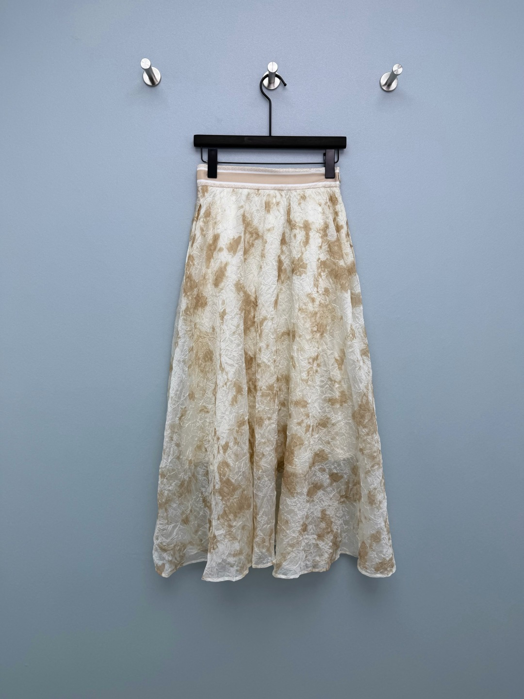 NO:778350,Dio*26's new tie-dye jacquard skirt with wide hem. Waistband lettering printing directly shows the brand identity. It is highly recognizable, not exaggerated but full of taste. Smudge-like tie-dye printing is full of artistic feeling. Each piece has a unique texture and has its own French romantic atmosphere. Three-dimensional wrinkled jacquard fabric has its own texture and good drape. It is flexible and elegant when walking, and full of atmosphere.  The A-line version with high waist and large hem covers the crotch and hides the flesh perfectly, and the pear-shaped figure can directly become a god. The pink and brown model is gentle and white, and the off-white model is retro and high-end. Both colors are aesthetically pleasing ~ 2 colors and 3 sizes SML, Dior-clothing, dior, dior, skirts,19860909Dio*26新款扎染提花大摆半身裙 腰头字母印花,直接彰显品牌身份,辨识度拉满,不浮夸却尽显品味 晕染感扎染印花,艺术感十足,每一条都有独特纹理,自带法式浪漫氛围 立体压皱提花面料,自带肌理感,垂坠感好,走动间灵动飘逸,氛围感拉满 高腰大摆A字版型,遮胯藏肉绝了,梨形身材直接封神 粉棕款温柔显白,米白款复古高级,两色都长在审美上~2色3码SML,迪奥-服装,dior,dior,skirts,,Women's clothing