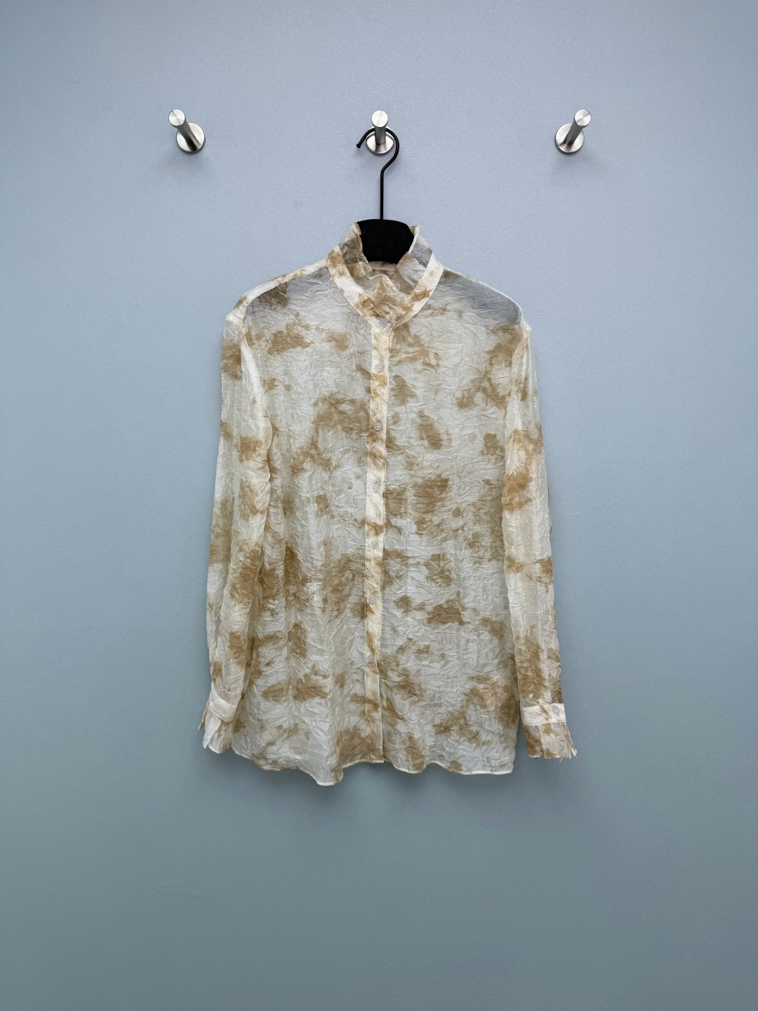 NO:778355,Dio*26 new tie-dye stand-up collar jacquard shirt. Sfumato tie-dye printing, full of artistic sense, each piece is unique and romantic. Three-dimensional jacquard fabric, light and transparent, with a hazy feeling, the upper body directly shows a noble look. Stand-up collar design + ruffled cuffs, gentle to the bone, CD embroidery is low-key and recognizable. The loose version is not flattering, hides the flesh and makes you look slimmer, and is friendly to all body types.  The pink and brown model is gentle and white, and the off-white model is retro and high-end. Both colors are aesthetically pleasing ~ 2 colors and 3 sizes SML, Dior-clothing, dior, dior,19860909Dio*26新款扎染立领提花衬衣 晕染感扎染印花,艺术感拉满,每一件都是独一无二的浪漫 立体提花面料,轻盈通透,自带朦胧感,上身直接显贵气 立领设计+荷叶边袖口,温柔到骨子里,CD刺绣低调又有辨识度 宽松版型不挑身材,藏肉显瘦,对各种身材友好 粉棕款温柔显白,米白款复古高级,两色都长在审美上~ 2色3码SML,迪奥-服装,dior,dior,,Women's clothing