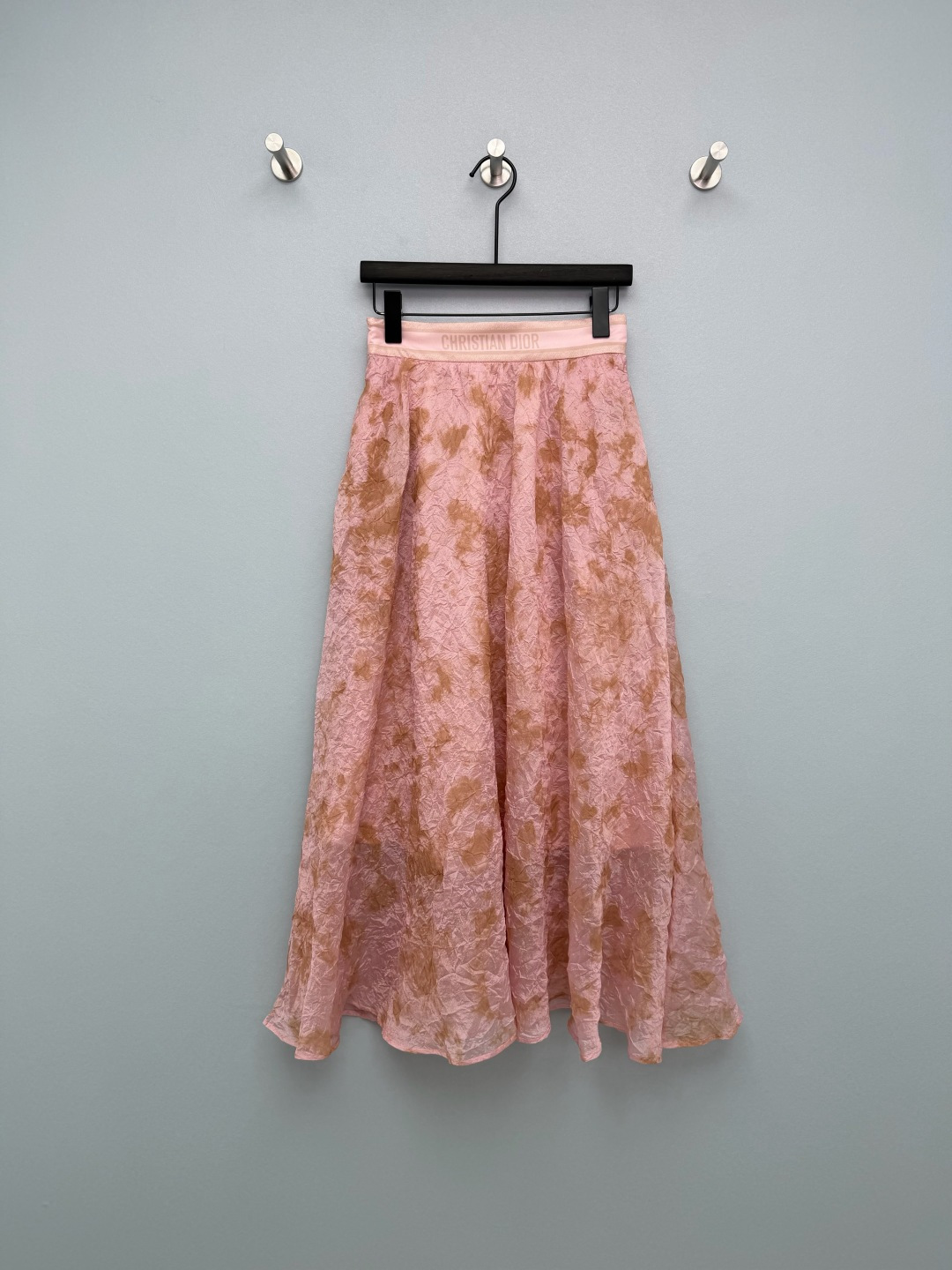 NO:778384,Dio*26's new tie-dye jacquard skirt with wide hem. Waistband lettering printing directly shows the brand identity. It is highly recognizable, not exaggerated but full of taste. Smudge-like tie-dye printing is full of artistic feeling. Each piece has a unique texture and has its own French romantic atmosphere. Three-dimensional wrinkled jacquard fabric has its own texture and good drape. It is flexible and elegant when walking, and full of atmosphere.  The A-line version with high waist and large hem covers the crotch and hides the flesh perfectly, and the pear-shaped figure can directly become a god. The pink and brown model is gentle and white, and the off-white model is retro and high-end. Both colors are aesthetically pleasing ~ 2 colors and 3 sizes SML, Dior-clothing, dior, dior, skirts,19860909Dio*26新款扎染提花大摆半身裙 腰头字母印花,直接彰显品牌身份,辨识度拉满,不浮夸却尽显品味 晕染感扎染印花,艺术感十足,每一条都有独特纹理,自带法式浪漫氛围 立体压皱提花面料,自带肌理感,垂坠感好,走动间灵动飘逸,氛围感拉满 高腰大摆A字版型,遮胯藏肉绝了,梨形身材直接封神 粉棕款温柔显白,米白款复古高级,两色都长在审美上~2色3码SML,迪奥-服装,dior,dior,skirts,,Women's clothing