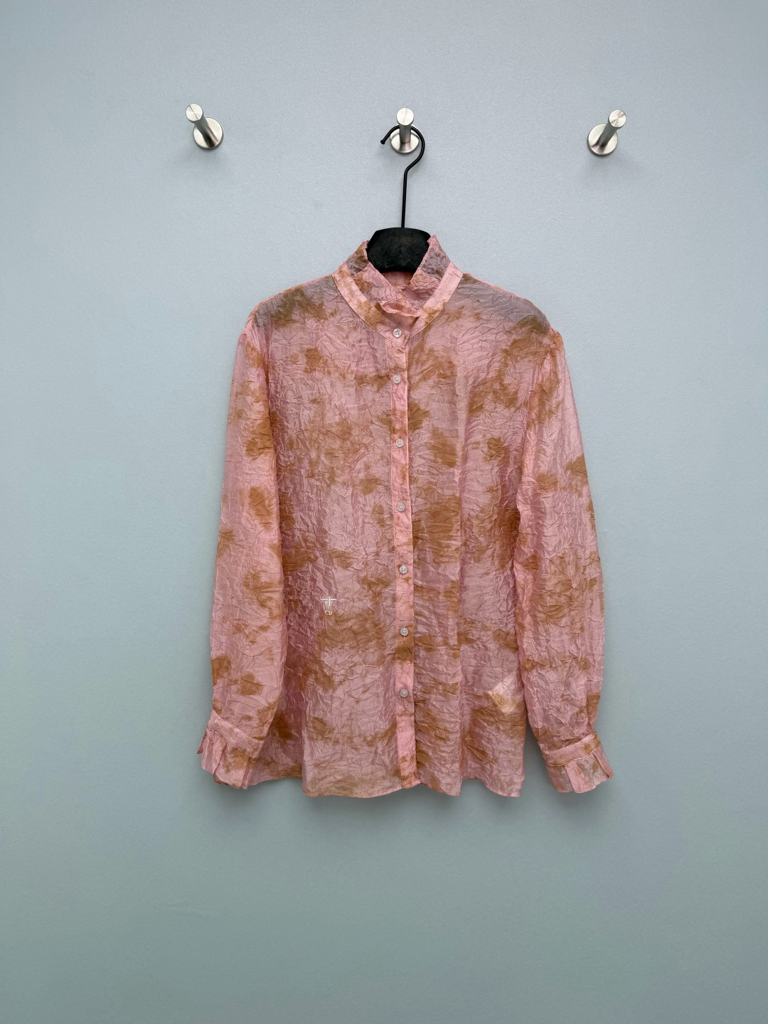 NO:778388,Dio*26 new tie-dye stand-up collar jacquard shirt. Sfumato tie-dye printing, full of artistic sense, each piece is unique and romantic. Three-dimensional jacquard fabric, light and transparent, with a hazy feeling, the upper body directly shows a noble look. Stand-up collar design + ruffled cuffs, gentle to the bone, CD embroidery is low-key and recognizable. The loose version is not flattering, hides the flesh and makes you look slimmer, and is friendly to all body types.  The pink and brown model is gentle and white, and the off-white model is retro and high-end. Both colors are aesthetically pleasing ~ 2 colors and 3 sizes SML, Dior-clothing, dior, dior,19860909Dio*26新款扎染立领提花衬衣 晕染感扎染印花,艺术感拉满,每一件都是独一无二的浪漫 立体提花面料,轻盈通透,自带朦胧感,上身直接显贵气 立领设计+荷叶边袖口,温柔到骨子里,CD刺绣低调又有辨识度 宽松版型不挑身材,藏肉显瘦,对各种身材友好 粉棕款温柔显白,米白款复古高级,两色都长在审美上~ 2色3码SML,迪奥-服装,dior,dior,,Women's clothing