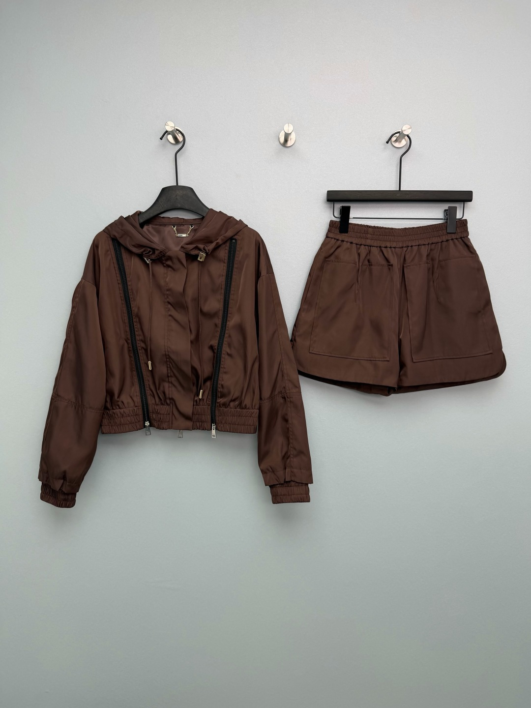 NO:778366,FEND*26 new suit, a combination of hooded short jacket + shorts. The double zipper design of the jacket is amazing, free to open and close, and full of styling. The metal chain mark on the collar and the letter embroidery on the shorts pocket are low-key and recognizable. The fabric with strong drape is not clinging to the flesh at all, and is breathable and comfortable to wear in summer. Once the short jacket is worn, the high waistline comes out directly, making you look taller and slimmer. Milky white is fresh and gentle, dark brown is retro and advanced, both colors are close to the eyes.  Suitable for commuting, elegant for casual wear, and perfect for vacations when taking photos. One set can cover all spring and summer outfits. There is always a lack of such a luxury suit in the wardrobe. 2 colors and 3 sizes SML, Fendi-clothing, fendi, fendi, shorts, jackets & coats, hats,19860909FEND*26新款套装 连帽短款外套+短裤的组合 外套双拉链设计太绝了,开合自由,造型感拉满 领口的金属链条标,短裤口袋的字母刺绣,低调又有辨识度 垂坠感超强的面料,完全不贴肉,夏天穿透气又舒服 短款外套一穿,高腰线直接出来,显高显瘦绝了 奶白色清新温柔,深棕色复古高级,两色都闭眼入 通勤穿得体大方,休闲穿松弛感拉满,度假穿拍照超出片 一套承包春夏所有穿搭,衣柜里永远缺这样一套轻奢套装 2色3码SML,芬迪-服装,fendi,fendi,shorts,jackets & coats,hats,,Women's clothing