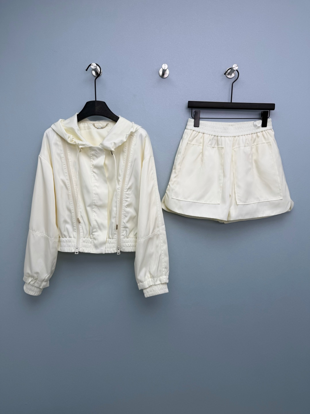 NO:778376,FEND*26 new suit, a combination of hooded short jacket + shorts. The double zipper design of the jacket is amazing, free to open and close, and full of styling. The metal chain mark on the collar and the letter embroidery on the shorts pocket are low-key and recognizable. The fabric with strong drape is not clinging to the flesh at all, and is breathable and comfortable to wear in summer. Once the short jacket is worn, the high waistline comes out directly, making you look taller and slimmer. Milky white is fresh and gentle, dark brown is retro and advanced, both colors are close to the eyes.  Suitable for commuting, elegant for casual wear, and perfect for vacations when taking photos. One set can cover all spring and summer outfits. There is always a lack of such a luxury suit in the wardrobe. 2 colors and 3 sizes SML, Fendi-clothing, fendi, fendi, shorts, jackets & coats, hats,19860909FEND*26新款套装 连帽短款外套+短裤的组合 外套双拉链设计太绝了,开合自由,造型感拉满 领口的金属链条标,短裤口袋的字母刺绣,低调又有辨识度 垂坠感超强的面料,完全不贴肉,夏天穿透气又舒服 短款外套一穿,高腰线直接出来,显高显瘦绝了 奶白色清新温柔,深棕色复古高级,两色都闭眼入 通勤穿得体大方,休闲穿松弛感拉满,度假穿拍照超出片 一套承包春夏所有穿搭,衣柜里永远缺这样一套轻奢套装 2色3码SML,芬迪-服装,fendi,fendi,shorts,jackets & coats,hats,,Women's clothing