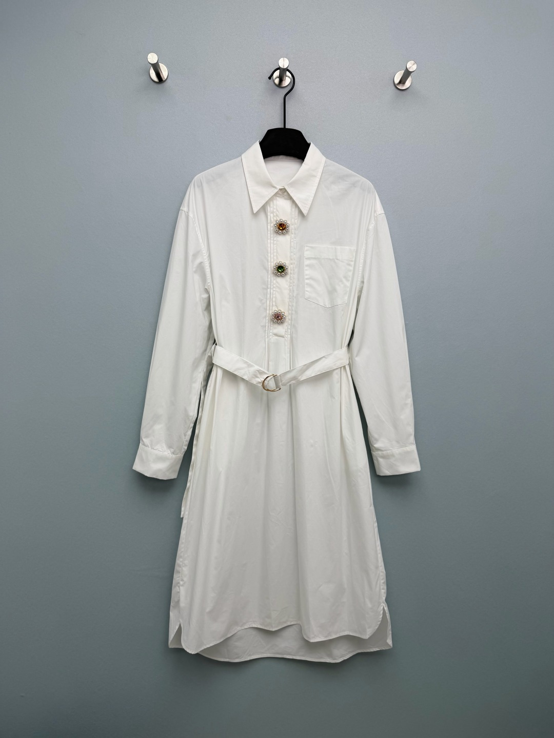 NO:778329,Louis Vuitto*26 new white shirt skirt, with a clean pure white background, has a sense of high-end, and is not picky at all. The most amazing thing is the colorful diamond and pearl buttons on the placket!  It’s not the kind of cheap rhinestones, it has the texture of colorful treasures, and the flower design surrounded by pearls instantly transforms an ordinary shirt dress into a light luxury one. The same color belt, the high waist line comes out directly, and the pear-shaped figure directly hides the flesh. The crisp fabric does not stick to the flesh at all, and it is suitable and generous to wear for work. The atmosphere is directly full. Monochrome size 3 SML, Louis Vuitton-clothing, louis vuitton, louis vuitton, skirts, shirts,19860909Louis Vuitto*26新款白衬衫裙 干净的纯白底色,自带高级感,完全不挑人 最绝的是门襟这几颗彩钻珍珠扣！不是那种廉价水钻,是带彩宝质感的,珍珠环绕的花型设计,瞬间把普通衬衫裙拉到轻奢档同色系腰带一系,高腰线直接出来,梨形身材直接藏肉 挺括的面料完全不贴肉,上班穿得体又大方 氛围感直接拉满 单色3码SML,路易威登-服装,louis vuitton,louis vuitton,skirts,shirts,,Women's clothing