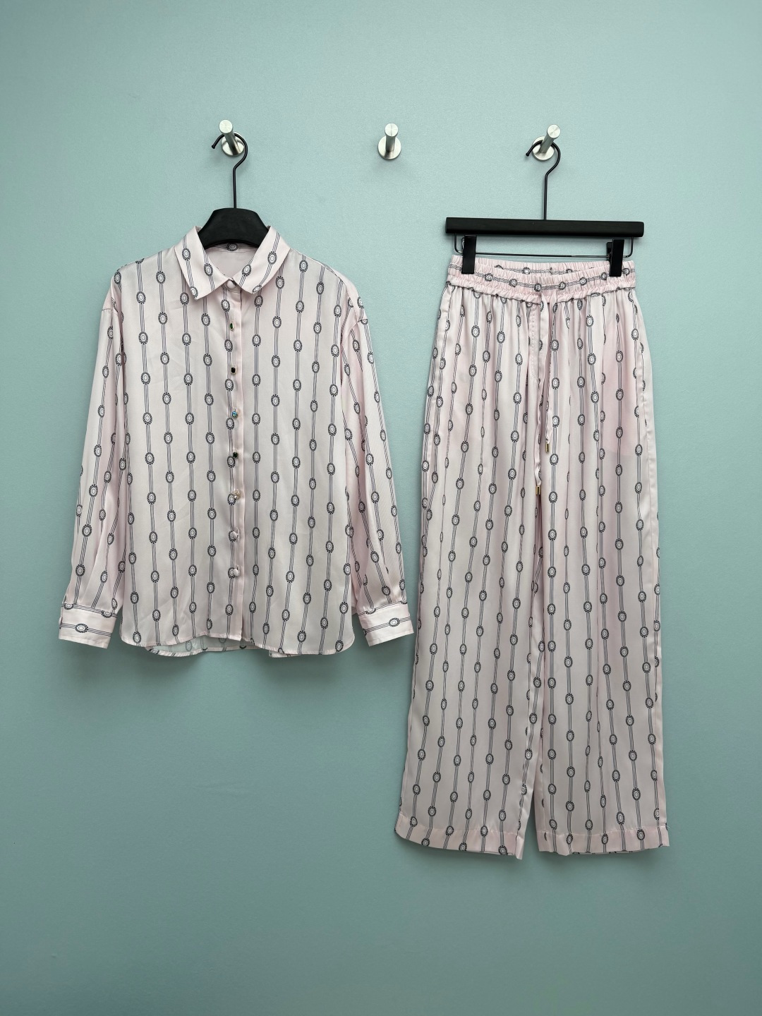 NO:778345,Louis Vuitto*26 new pink-toned presbyopic satin shirt and wide-leg pants suit, soft matte foundation color + classic presbyopic vertical pattern print, gentle and high-end, not picky at all. The most amazing thing is this fabric!  Silky and drapey, with a sense of luster, the upper body directly shows a noble look. The colorful treasure buttons on the shirt and the metal label on the waistband are full of details, low-key and recognizable. A loose shirt + high-waisted wide-leg pants, a set that directly hides the body and looks slim, and directly flatters the pear-shaped figure. The satin suit is really a timeless classic. This one can be seen with eyes closed. Monochrome size 3 SML, Louis Vuitton-clothing, louis vuitton, louis vuitton, shirts,19860909Louis Vuitto*26新款粉调老花缎面衬衫阔腿裤套装 柔雾粉底色+经典老花竖纹印花,温柔又高级,完全不挑人 最绝的是这个面料！丝滑垂坠,自带光泽感,上身直接显贵气 衬衫彩宝纽扣,裤腰金属标,细节感拉满,低调又有辨识度 宽松衬衫+高腰阔腿裤,一套直接藏肉显瘦,梨形身材直接封神 缎面套装真的是永不过时的经典,这件闭眼入不踩雷 单色3码SML,路易威登-服装,louis vuitton,louis vuitton,shirts,,Women's clothing