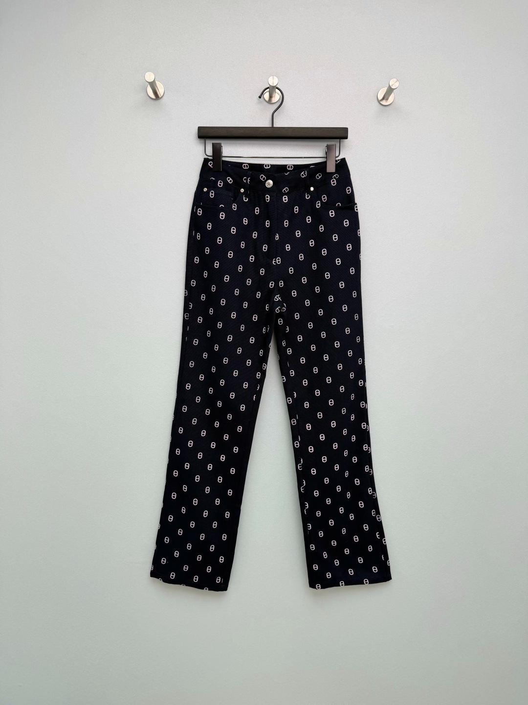 NO:778324,Herm*s 26 new pig nose printed straight casual pants. The pig nose jeans that you will fall in love with at first sight. The navy blue background color is really white, the texture of the navy blue denim is stiff and wear-resistant, the high waist optimizes the proportion, making you look taller and slimmer. The classic pig nose pattern is printed all over the body, and the contrast between the white background printing and the dark background makes it highly recognizable. Light luxury casual style, a must-have item for old money style. The all-over printed pig nose pattern is low-key and recognizable, with customized metal snaps, full of details!  Single color code 3 SML,Hermes-clothing,hermes,hermes,jeans,19860909Herm*s 26新款猪鼻子印花直筒休闲裤 一眼沦陷的猪鼻子牛仔裤 藏青色底色真的巨显白,藏青牛仔质感挺括耐磨,高腰优化比例,显高显瘦.全身满印经典猪鼻子图案,白底印花与深色底对比,辨识度拉满.轻奢休闲风,是老钱风必备单品.满印的猪鼻子图案低调又有辨识度,搭配定制金属按扣,细节感拉满！单色3码SML,爱马仕-服装,hermes,hermes,jeans,,Women's clothing
