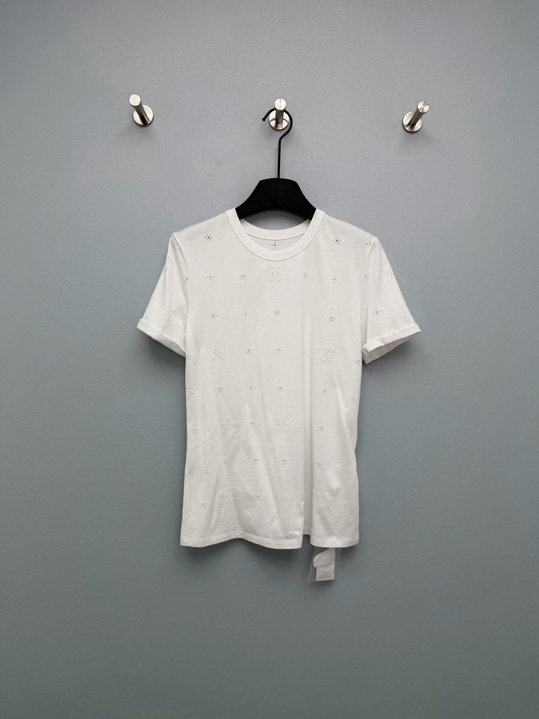 NO:778320,Chan*l26 new double C hollow embroidery short-sleeved T-shirt. Fully printed double C hollow embroidery + small flower eye design, continuing the brand's iconic elements, full of recognition, not exaggerated but full of taste. C handwritten cloth mark on the back neck, highlighting the brand identity in the details, full of light luxury. Rolled short-sleeved design, casual and lazy, looks good no matter how you wear it. High-count cotton fabric, soft and skin-friendly, breathable and comfortable in summer  Monochrome 3 SML, Chanel-clothing, chanel, chanel, T-shirt, tees, t-shirt,19860909Chan*l26新款双C镂空刺绣短袖T恤 满印双C镂空刺绣+小花眼设计,延续品牌标志性元素,辨识度拉满,不浮夸却尽显品味 后领C手写体布标,细节处彰显品牌身份,轻奢感十足 卷边短袖设计,随性慵懒,怎么穿都好看 高支棉面料,柔软亲肤,夏天穿透气又舒服 单色3吗SML,香奈儿-服装,chanel,chanel,T-shirt,tees，t-shirt,,Women's clothing