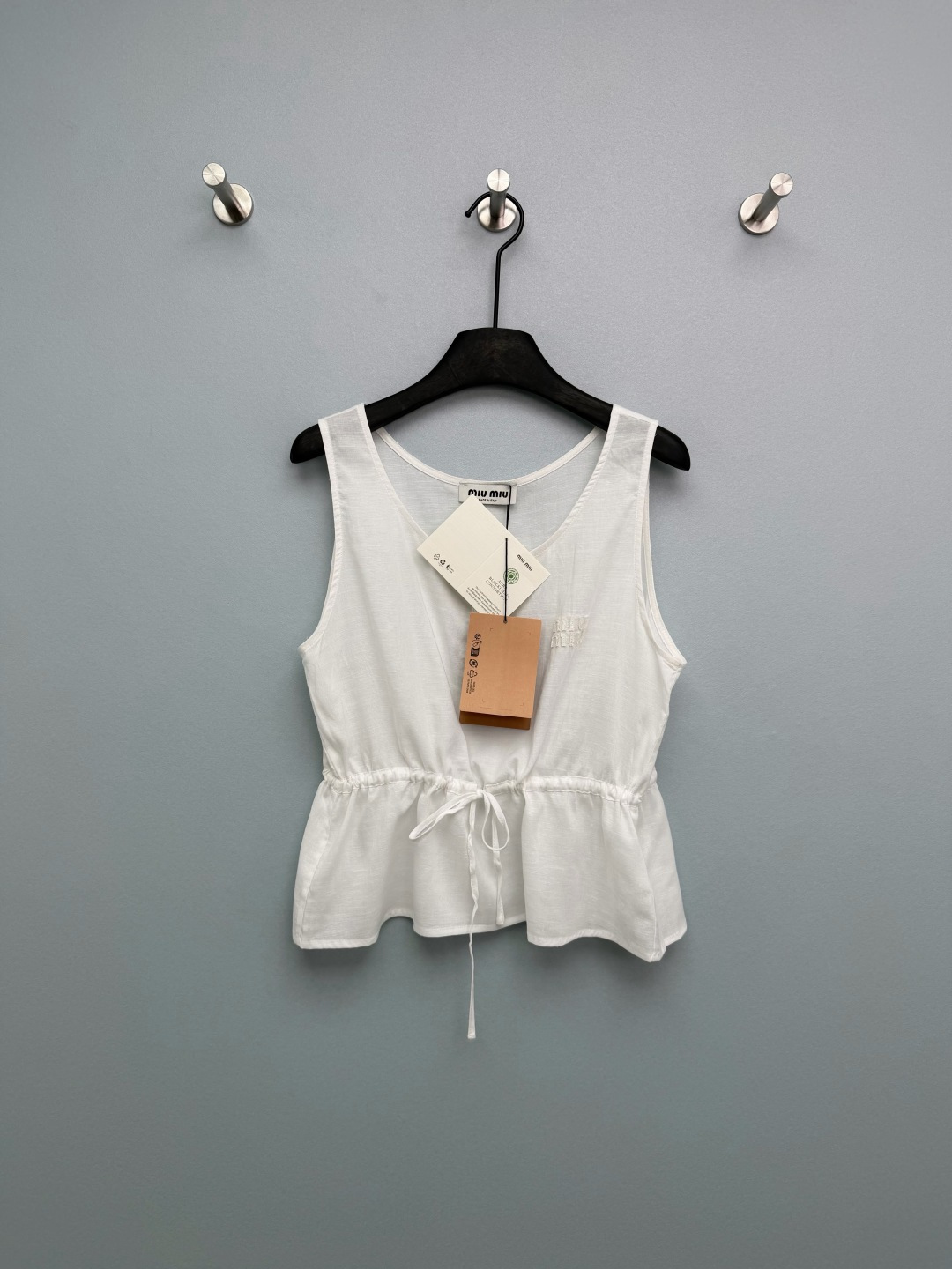 NO:778315,MiuMi* 26 new white drawstring waist sleeveless vest. The pure white fabric comes with a soft light filter. The V-neck just exposes the collarbone and transforms into right-angled shoulders in seconds. The drawstring waist is really a genius!  With one pull, the waistline is directly pinched out, and the belly is directly invisible. The A-line lotus leaf covers the crotch and flesh, and the pear-shaped figure can be directly closed with eyes closed. The fabric is light and breathable, and it is not sweaty at all in summer. It is refreshing when worn alone. The suit underneath can instantly transform into a commuting style. You can have the feeling of a wealthy family, a sweet girl, and a sense of relaxation, all in one!  Miu's girly look will never go out of style!  Solid color size 3 SML, Miumiu-clothing, miumiu, business suit,19860909MiuMi* 26新款白色抽绳收腰无袖背心 纯净白的面料自带柔光滤镜,V领刚好露出锁骨,秒变直角肩 腰部抽绳真的是神来之笔！一拉直接把腰线掐出来,小肚腩直接隐形 A字荷叶摆遮胯遮肉,梨形身材直接闭眼入 面料轻薄透气,夏天穿完全不闷汗,单穿清爽,内搭西装又秒变通勤风,富家千金感、甜妹感、松弛感,一件全拿捏！ Miu的少女感真的永远不会过时！单色3码SML,缪缪-服装,miumiu,business suit,,Women's clothing
