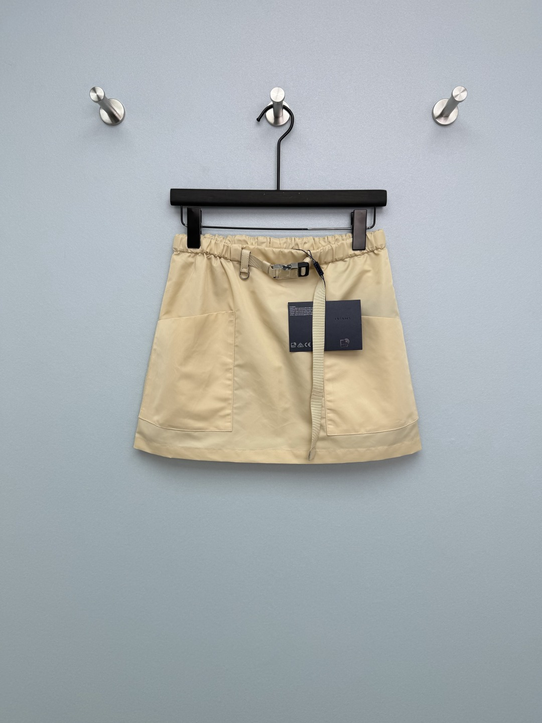 NO:778295,Prad*26 new nylon A-line skirt is made of classic recycled nylon fabric, crisp and stylish, anti-wrinkle and easy to take care of, not sweaty at all in summer, waterproof and breathable, and full of practicality!  The double design of elastic waist + buckle belt, no need to pick the waist circumference, the waist and abdomen muscles are completely covered, and the pear-shaped figure can be directly matched!  The A-line short version can raise the waistline with one click, transforming your figure into a 37-cent figure in seconds, making your legs look ridiculously long. The large pocket design can also hold lipstick and keys, making it extremely practical!  Both colors are stunning!  The milky apricot color is gentle and versatile, making it feel fresh and full of wear in spring and summer; the classic black is slimming and versatile, and has a sweet and cool feel. Sisters with yellow skin will not step into trouble even if they close their eyes!  2 colors and 3 codes SML, Prada-clothing, prada, prada, skirts,19860909Prad*26新款尼龙A字短裙 经典再生尼龙面料,挺括有型,抗皱好打理,夏天穿完全不闷汗,防水透气,实用性拉满！松紧腰+插扣腰带双设计,不挑腰围,腰腹肉肉全遮住,梨形身材直接冲！A字短款版型,一键拉高腰线,秒变三七分身材,显腿长到离谱,大口袋设计还能放口红、钥匙,实用性拉满！ 两个颜色都超绝！奶杏色温柔百搭,春夏穿清新感拉满；经典黑显瘦百搭,甜酷感拉满,黄皮姐妹闭眼入都不会踩雷！2色3码SML,普拉达-服装,prada,prada,skirts,,Women's clothing