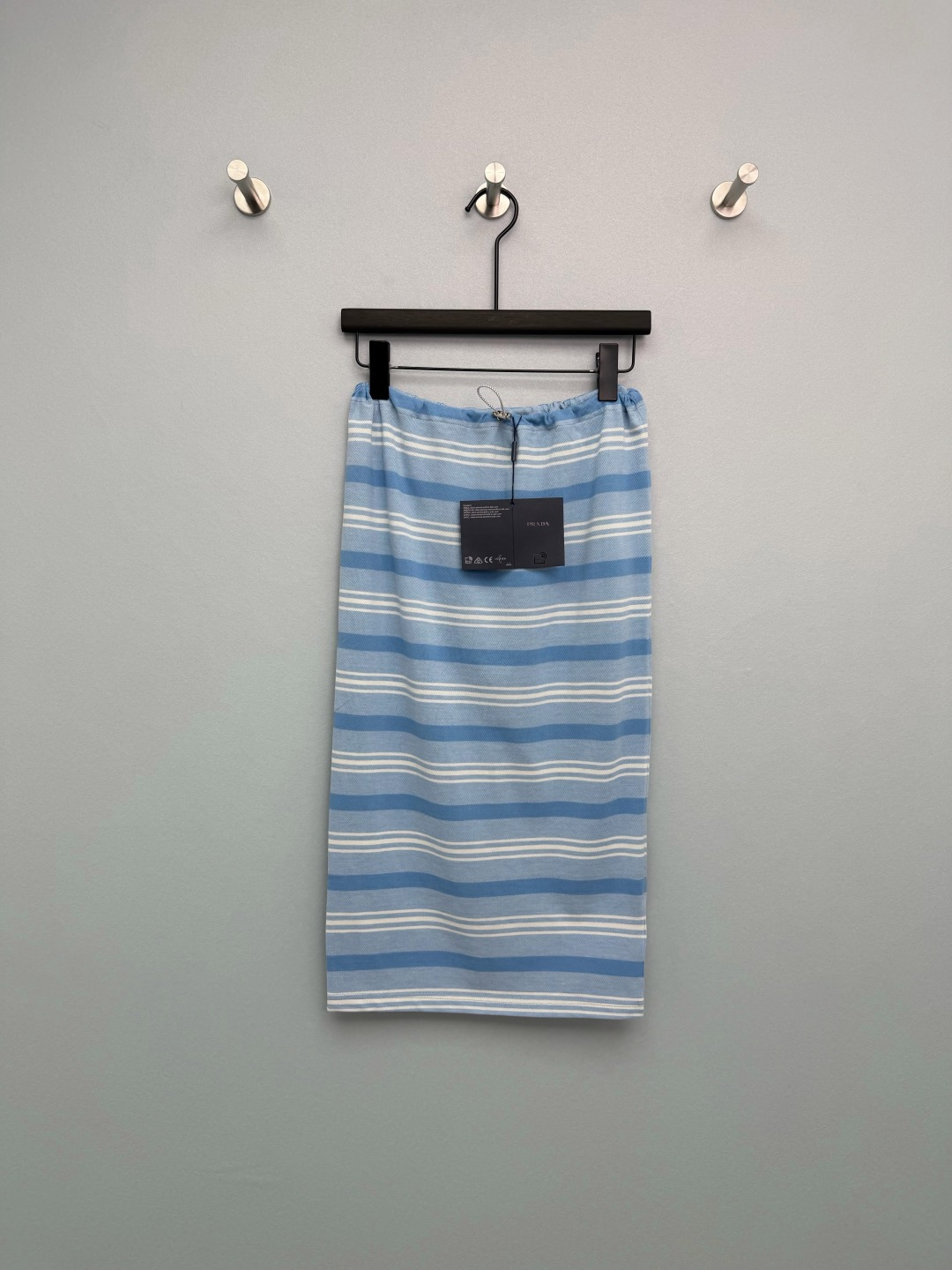 NO:780101,Prad*26 new blue and white striped drawstring skirt. Mist blue + off-white gradient stripes. The color is soft and not picky. It has a spring atmosphere, retro and white. It completely matches the Polo shirt of the same series. It is visually harmonious and unified when forming a suit. It has a built-in drawstring at the waist and a metal rope head, which can adjust the waist and add a casual sense. The straight cut does not pick up the hip shape. The mid-length takes both elegance and ease of movement~ Blue and white stripes are really the best choice for spring!  Single color size 3 SML,Prada-clothing,prada,prada,skirts,19860909Prad*26新款蓝白条纹抽绳半裙 雾蓝+米白的渐变条纹,色调柔和不挑皮,自带春日氛围感,复古又显白 与同系列Polo衫完全匹配,组成套装时视觉和谐统一,腰头内置抽绳,搭配金属绳头,既可以调节腰围,又增添了休闲随性感,直筒剪裁不挑胯型,中长长度兼顾优雅与行动方便~ 蓝白条纹真是春天绝佳首选！单色3码SML,普拉达-服装,prada,prada,skirts,,Women's clothing