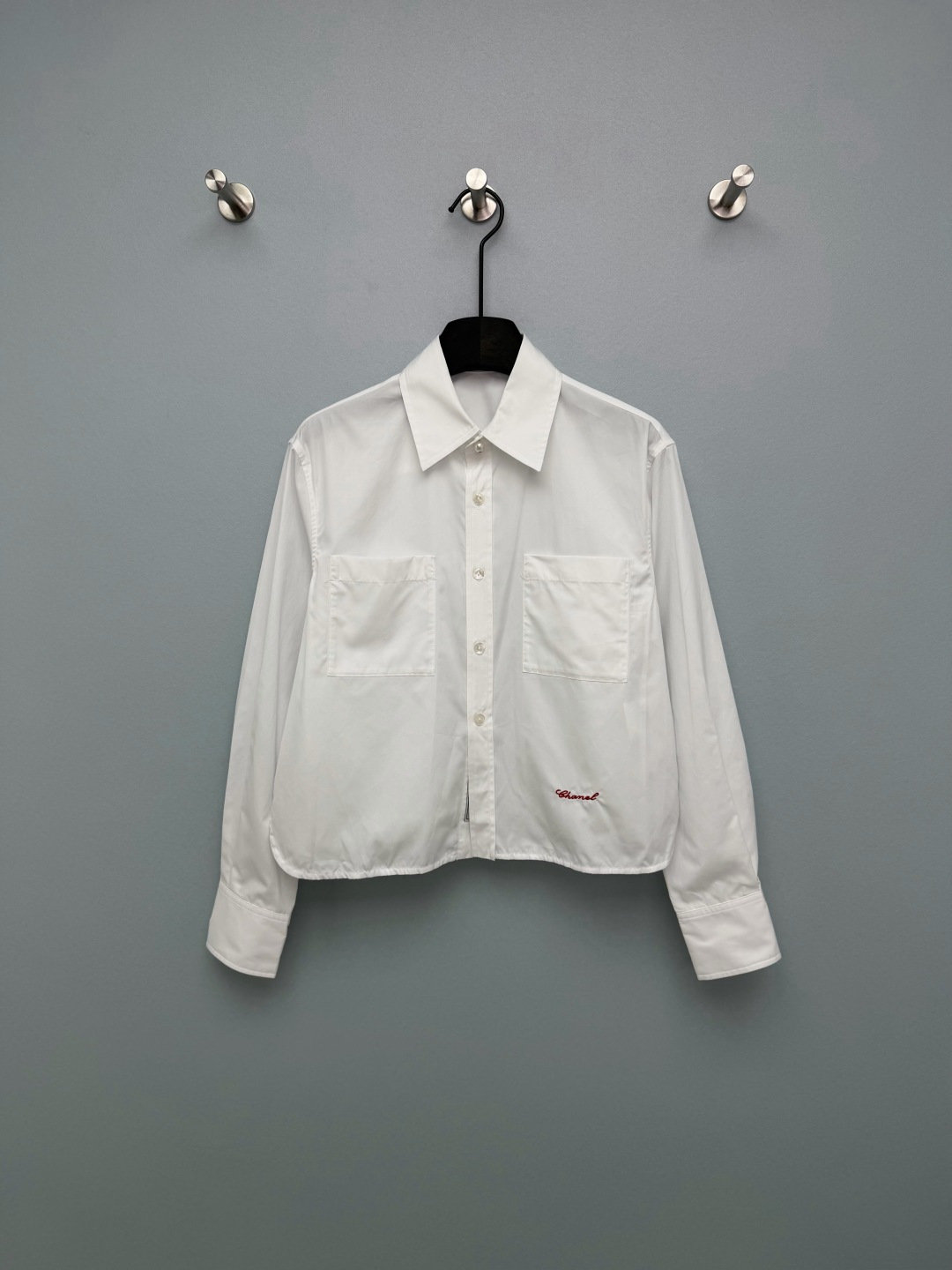 NO:778340,Chan*l26's new pearl button chain trimmed short white shirt. The first pearl button + brand logo button, full of details, and the sense of sophistication of the C family. Short high-waisted cut, the waistline is pinched out as soon as it is worn, the legs become longer in seconds, and the belly is directly invisible. Leather metal chains on the hem and cuffs, Chanel's signature elements, full of sweetness and coolness, not monotonous at all. Red handwriting embroidery, low-key and high-end, everyone understands it.  Classic lapel + double pocket design, versatile and not picky~ This white shirt directly welds French elegance to the body. Monochrome 3-code SML, Chanel-clothing, chanel, chanel, chanel, shirts,19860909Chan*l26新款珍珠纽扣链条饰边短款白衬衫 首颗珍珠纽扣+品牌logo扣,细节感拉满,C家的精致感直接拉满 短款高腰剪裁,一穿直接把腰线掐出来,秒变大长腿,小肚腩直接隐形 下摆和袖口的穿皮金属链条,Chanel标志性元素,甜酷感拉满,完全不会单调.红色手写体刺绣,低调又高级,懂的都懂 经典翻领+双口袋设计,百搭不挑人~ 这件白衬衫直接把法式优雅焊在身上了 单色3码SML,香奈儿-服装,chanel,chanel,chanel,shirts,,Women's clothing