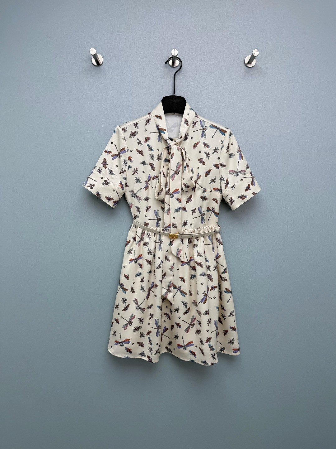 NO:778328,Gucc*26 new dragonfly print waist-cinching short dress. White belt with double G gold buckle. One belt directly pinches out the waistline, making the legs longer in seconds, and the belly is directly invisible. Colorful dragonfly + double G dark pattern printed all over, retro and smart, not monotonous at all. You can understand it. The short-sleeved waist A-line hem, perfectly covers the body. The fabric is really amazing, it feels smooth, has a high-end luster, and the upper body is very comfortable 2  Retro smart welded on the body!  G's dragonfly print skirt contract for the whole summer~Single color size 3 SML, Gucci-clothing, gucci, gucci, gucci, skirts, T-shirt,19860909Gucc*26新款蜻蜓印花收腰短款连衣裙 双G金扣白色腰带,一系直接把腰线掐出来,秒变大长腿,小肚腩直接隐形 满印彩色蜻蜓+双G暗纹,复古又灵动,完全不会单调,懂的都懂 短袖收腰A字摆,完美遮住拜拜肉 面料真的太绝了,摸起来滑溜溜的,自带高级光泽,上身巨舒服2 复古灵动焊在身上！G家蜻蜓印花裙承包整个夏天~单色3码SML,古驰-服装,gucci,gucci,gucci,skirts,T-shirt,,Women's clothing