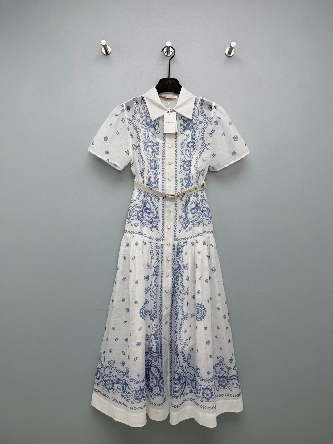NO:778322,ZIMMERMA*26 new blue and white paisley print shirt-style short-sleeved dress (long style). The classic cashew flower print also has a retro atmosphere!  The contrasting colors of blue and white are fresh and high-end. It doesn't look old-fashioned at all, but has a French vacation feel. The shirt collar + short-sleeved design makes it smart for commuting and gentle for dates. It doesn't matter the occasion!  The belt of the same color really understands girls. With one click, you can tighten your waist and transform into a 37-cent figure in seconds. Bye bye, the flesh, waist and abdomen are completely covered, and you can achieve a pear-shaped figure!  The ruffles on the hem are swung out, making you walk with the wind, smart and elegant, and make great photos. The blue and white paisley can make you look like a god!  This shirt dress is so beautiful that it makes me speechless. It shows off the white ceiling!  Single color code 4 SMLXL, Zimmerman-clothing, skirts, shirts, T-shirt,19860909ZIMMERMA*26新款蓝白佩斯利印花衬衫式短袖连衣裙（长款）经典的腰果花印花也太有复古氛围感了吧！蓝白撞色清新又高级,完全不会显老气,反而自带法式度假感 衬衫领+短袖的设计,通勤穿干练,约会穿温柔,完全不挑场合！同色系腰带真的太懂女生了,一键收腰,秒变三七分身材,拜拜肉、腰腹肉肉全遮住,梨形身材直接冲！下摆的荷叶边大摆,走路带风,灵动又飘逸,拍照巨出片 蓝白佩斯利封神！这件衬衫裙美到失语.显白天花板！单色4码SMLXL,兹默曼-服装,skirts,shirts,T-shirt,,Women's clothing