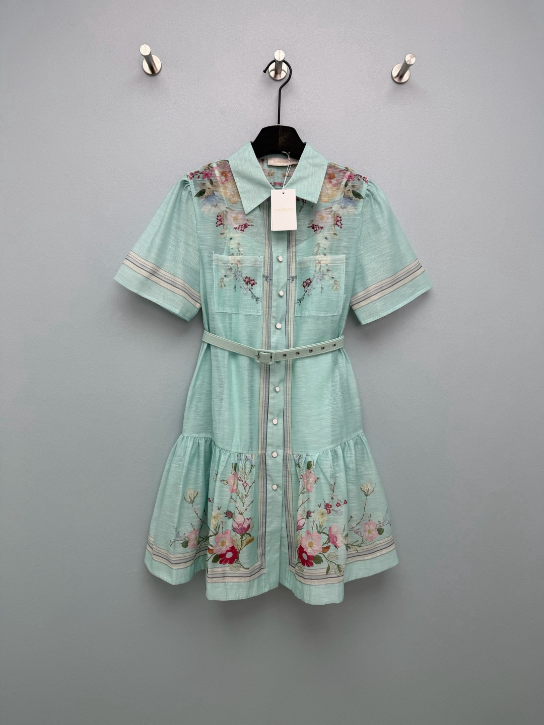 NO:778319,ZIMMERMA*26 new retro floral print shirt-style short-sleeved dress (short style). The watercolor floral print is so amazing!  It’s not a cheap all-over print, it’s a positional print on the chest + skirt, which is fresh and elegant. It has a French pastoral atmosphere with a shirt collar + short sleeve design. It can be worn smartly for commuting and gentle for dates. It doesn’t matter the occasion!  The belt of the same color really understands girls. With one click, you can tighten your waist and transform into a 37-cent figure in seconds. Bye bye, the flesh, waist and abdomen are completely covered, and you can achieve a pear-shaped figure!  The ruffles on the hem are splayed out, making it feel windy when walking, smart and elegant, and both colors are stunning when taking photos!  The mint green is fresh and white, and the creamy yellow is warm and soft. Sisters with yellow skin will not step into trouble even if they close their eyes!  2 colors and 4 codes SMLXL, Zimmermann-clothing, skirts, shirts, T-shirt,19860909ZIMMERMA*26新款复古花卉印花衬衫式短袖连衣裙（短款）水彩感的花卉印花也太绝了吧！不是廉价的满印,是胸前+裙摆的定位印花,清新又雅致,自带法式田园氛围感衬衫领+短袖的设计,通勤穿干练,约会穿温柔,完全不挑场合！同色系腰带真的太懂女生了,一键收腰,秒变三七分身材,拜拜肉、腰腹肉肉全遮住,梨形身材直接冲！下摆的荷叶边大摆,走路带风,灵动又飘逸,拍照巨出片两个颜色都超绝！薄荷绿清新显白,奶黄色温柔软糯,黄皮姐妹闭眼入都不会踩雷！ 2色4码SMLXL,兹默曼-服装,skirts,shirts,T-shirt,,Women's clothing