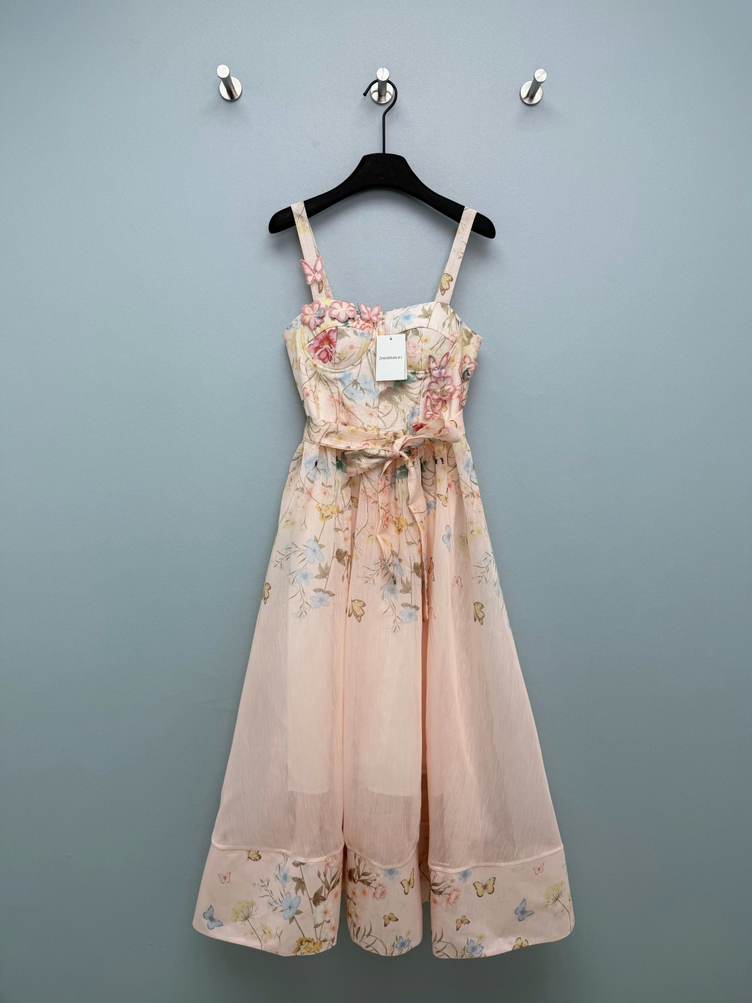 NO:778314,ZIMMERMA*26 new pink tone garden butterfly embroidery suspender long skirt, light pink color + watercolor flower and butterfly print, directly wear the spring garden on the body, gentle to the bone. The three-dimensional flowers + butterfly embroidery on the chest are too exquisite!  It has a full sense of handcrafting, and the attention to detail is immediately ecstatic!  The strappy tube top style perfectly modifies the shoulder and neck lines, exposes the collarbone, and transforms into right-angled shoulders in seconds!  The waist belt of the same color can be used to tighten the waist with one click, transforming into a 37-point figure in seconds, covering all the fleshy waist and abdomen, as well as the width of the hips, and creating a pear-shaped figure!  A-line long skirt with wide swing, walking with wind, elegant and smart, great for taking photos. Monochrome size 4 SMLXL, Zimmerman-clothing, skirts,19860909ZIMMERMA*26新款粉调花园蝴蝶刺绣吊带长裙 浅粉底色+水彩花卉蝴蝶印花,直接把春日花园穿在身上,温柔到骨子里 胸前的立体花朵+蝴蝶刺绣也太精致了吧！手工感拉满,细节控直接狂喜！吊带抹胸版型完美修饰肩颈线条,露出锁骨,秒变直角肩！同色系腰带一键收腰,秒变三七分身材,腰腹肉肉、胯宽全遮住,梨形身材直接冲！大摆A字长裙版型,走路带风,飘逸又灵动,拍照巨出片 单色4码SMLXL,兹默曼-服装,skirts,,Women's clothing
