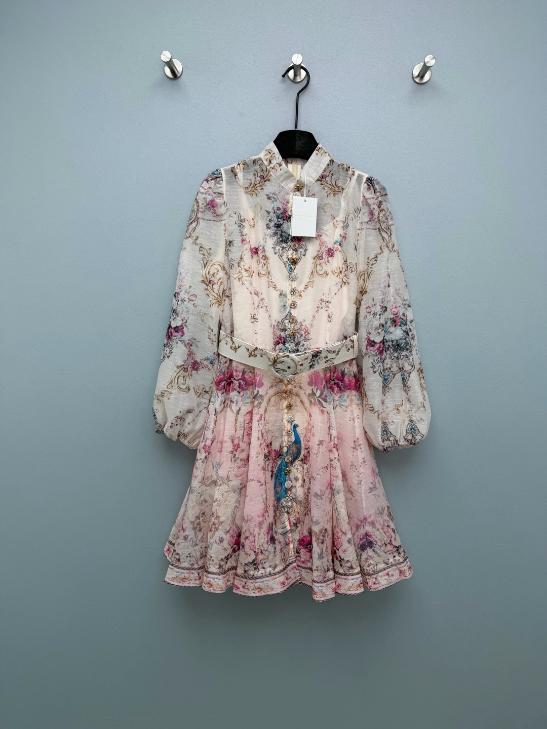 NO:778304,ZIMMERMA*26 new pink-toned palace-style peacock print stand-collar dress (short style) European-style curly grass pattern + watercolor flowers + blue peacock positioning print, directly full of retro nobility, the off-white pink background is gentle to the bone, and the multi-shaped decorative buttons on the chest are too exquisite!  Rhinestones, colorful treasures, and daisy shapes, the attention to detail will bring you ecstasy!  The design of the stand-up collar + lantern sleeves perfectly modifies the shoulder and neck lines, and completely covers the flesh. The off-white + pink base color is warm and soft, and the blue peacock print brightens the whole body, showing whiteness without picking up the skin. The yellow-skinned sisters can also easily control the retro palace style and modern tailoring, taking into account the sense of nobility and fashion, and will never go out of style ~ 2 colors and 4 sizes SMLXL, Zimmerman-clothing, skirts,19860909ZIMMERMA*26新款粉调宫廷风孔雀印花立领连衣裙（短款） 欧式卷草纹+水彩花卉+蓝孔雀定位印花,直接把复古贵气感拉满,米白粉调底色温柔到骨子里 胸前的多造型装饰纽扣也太精致了吧！水钻、彩宝、雏菊造型,细节控直接狂喜！立领+灯笼袖的设计,完美修饰肩颈线条,拜拜肉全遮住,太绝了米白+粉调底色温柔软糯,蓝孔雀印花提亮整体,显白不挑皮,黄皮姐妹也能轻松驾驭复古宫廷风融合现代剪裁,兼顾贵气感与时尚感,永不过时~ 2色4码SMLXL,兹默曼-服装,skirts,,Women's clothing