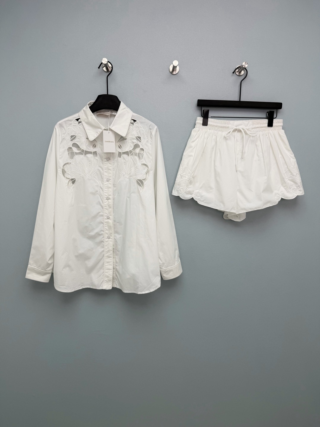 NO:778309,ZIMMERMA*26 new French light luxury hollow embroidered shirt + shorts two-piece set sold as a set. Large area of hollow embroidery on the chest + three-dimensional floral tailoring breaks the monotony of the white shirt, giving it a sense of transparency and luxury. The looming design brings its own atmosphere. Classic lapel + long-sleeved version, loose and not flattering on the figure, has a good modification effect on the shoulder line, waist and abdomen. Elastic waist + drawstring design, not picky about the waist, easy to put on and take off, friendly to pear-shaped body  The scalloped edges on the trouser legs + embroidery from the same series echo the design of the shirt, and the overall look is a white moonlight suit with its own atmosphere!  Single color code 4 SMLXL, Zimmerman-clothing, shorts, shirts,19860909ZIMMERMA*26新款法式轻奢镂空刺绣衬衫+短裤两件套套装 整套出售 胸前大面积镂空刺绣+立体花卉剪裁,打破白衬衫的单调,兼具通透感与高级感,若隐若现的设计自带氛围经典翻领+长袖版型,宽松不挑身材,对肩线、腰腹有很好的修饰效果 松紧腰+抽绳设计,不挑腰围,穿脱方便,对梨形身材友好 裤脚扇贝边+同系列刺绣,与衬衫设计呼应,整体感自带氛围感的白月光套装！单色4码SMLXL,兹默曼-服装,shorts,shirts,,Women's clothing