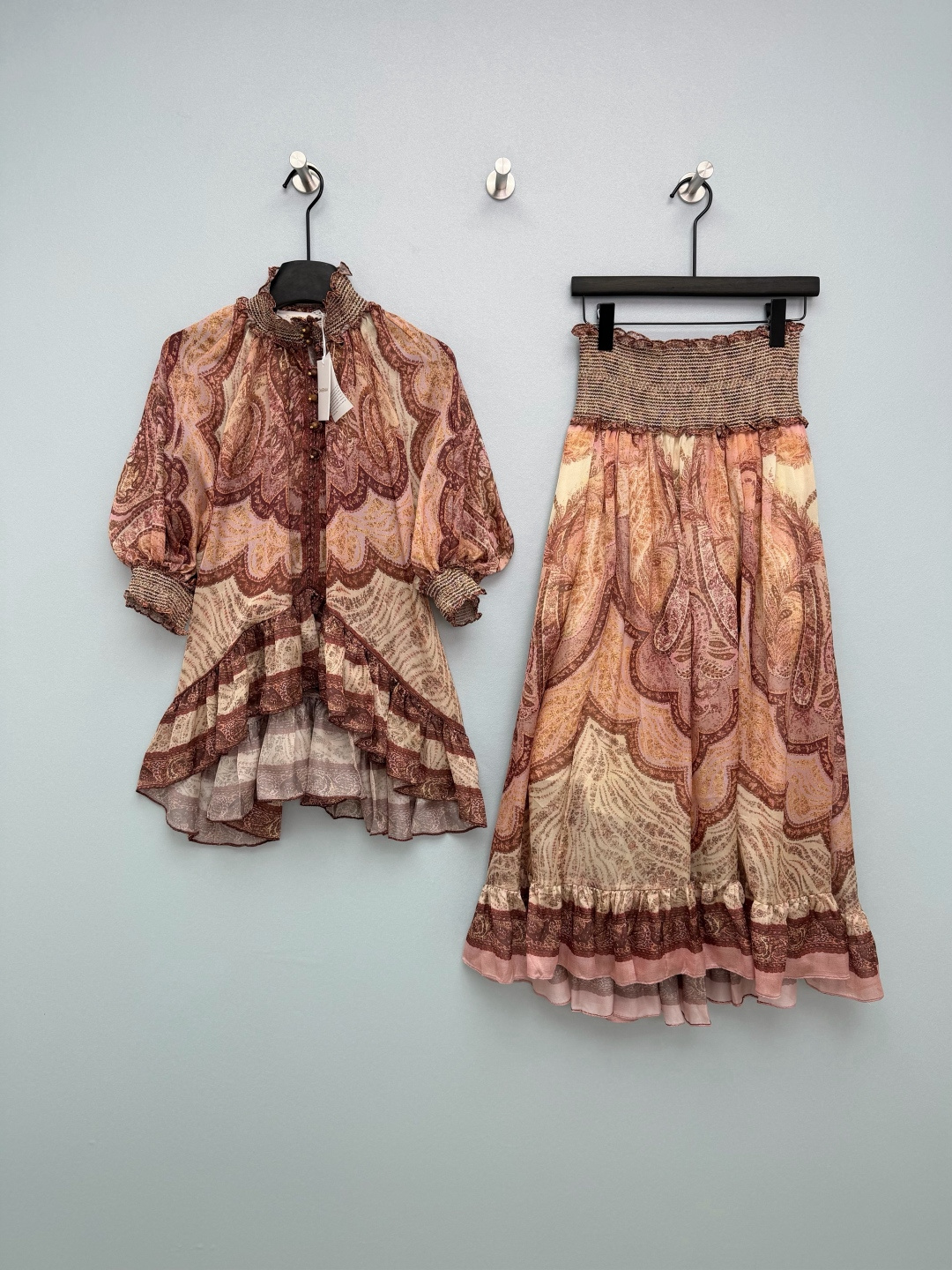 NO:778299,Skirt details ZIMMERMA*26 new bohemian style printed shirt + skirt two-piece set sold as a set. Classic paisley cashew flower print, brown, pink and gold gradient tones, retro and high-end, not looking old-fashioned at all, but the design of the exotic-style shirt really understands girls!  The fungus-edged stand-up collar + puff sleeves perfectly modify the neck line and body parts, the irregular ruffled hem is full and dynamic, the gold-button placket is full of details, and the chiffon fabric is light and transparent. It is not sweaty at all in summer, and it is also very elegant when worn alone ~ The matching skirt of the same series is even more perfect!  The high-waisted design directly pulls the waistline under the chest, transforming into a 37-point figure in an instant. The large A-line version covers the crotch and hides the flesh, and the pear-shaped figure can be directly transformed!  The multi-layered ruffled skirt carries the wind when you walk, giving you a full sense of elegance. The whole outfit makes you look like a retro young lady. It is a great photoshoot. Monochrome size 4 SMLXL, Zimmerman-clothing, skirts, shirts,19860909半裙细节ZIMMERMA*26新款波西米亚风印花衬衫+半裙两件套 整套出售 经典的佩斯利腰果花印花,棕粉金的渐变色调,复古又高级,完全不会显老气,反而自带异域风情衬衫的设计真的太懂女生了！木耳边立领+泡泡袖,完美修饰颈部线条和拜拜肉,不规则荷叶边下摆灵动感拉满,金扣门襟细节感满满,雪纺面料轻盈通透,夏天穿完全不闷汗,单穿也很有气质～ 搭配的同系列半裙更是绝绝子！ 打揽高腰设计直接把腰线拉到胸下,秒变三七分身材,大摆A字版型遮胯藏肉,梨形身材直接冲！多层荷叶边裙摆走路带风,飘逸感拉满,整套穿就是复古大小姐既视感,拍照巨出片 单色4码SMLXL,兹默曼-服装,skirts,shirts,,Women's clothing