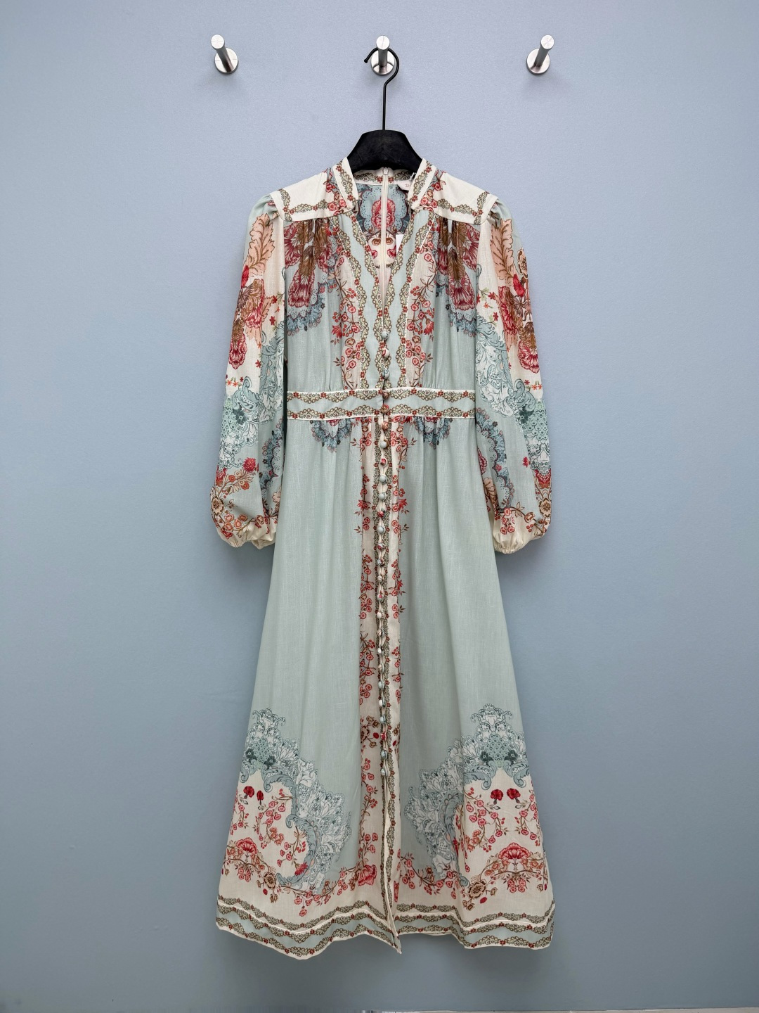 NO:778339,ZIMMERMA*26 new retro positioning printed linen waist long dress. Ice blue bottom + retro red and brown floral positioning print. The color is gentle and advanced. Sisters with yellow skin can also close their eyes and look white. Stand-up collar + full row of covered buttons design, full of retro feeling. Once worn, it will make your face smaller and it will become right-angled shoulders in seconds. Puff sleeves perfectly cover the body fat. Sisters with thick arms will be ecstatic. Once worn, the waistline can be pinched out directly, making the belly and hip width completely invisible.  A-line big swing + middle front slit, you can walk with a cool breeze, and you can take photos with a French retro feel. The ice blue printed skirt is contracted for the whole summer, single color 4 size SMLXL, Zimmerman-clothing, skirts,19860909ZIMMERMA*26新款复古定位印花亚麻收腰长款连衣裙 冰蓝底+复古红棕花卉定位印花,配色温柔又高级,黄皮姐妹也能闭眼入,巨显白 立领+整排包扣设计,复古感拉满,一穿直接显脸小,秒变直角肩 泡泡袖完美遮住拜拜肉,手臂粗姐妹直接狂喜 收腰腰线一穿,直接把腰线掐出来,小肚腩、胯宽全隐形 A字大摆+前中开衩,走路带风都超仙,拍照巨出片法式复古感拉满 冰蓝印花裙承包整个夏天单色4码SMLXL,兹默曼-服装,skirts,,Women's clothing