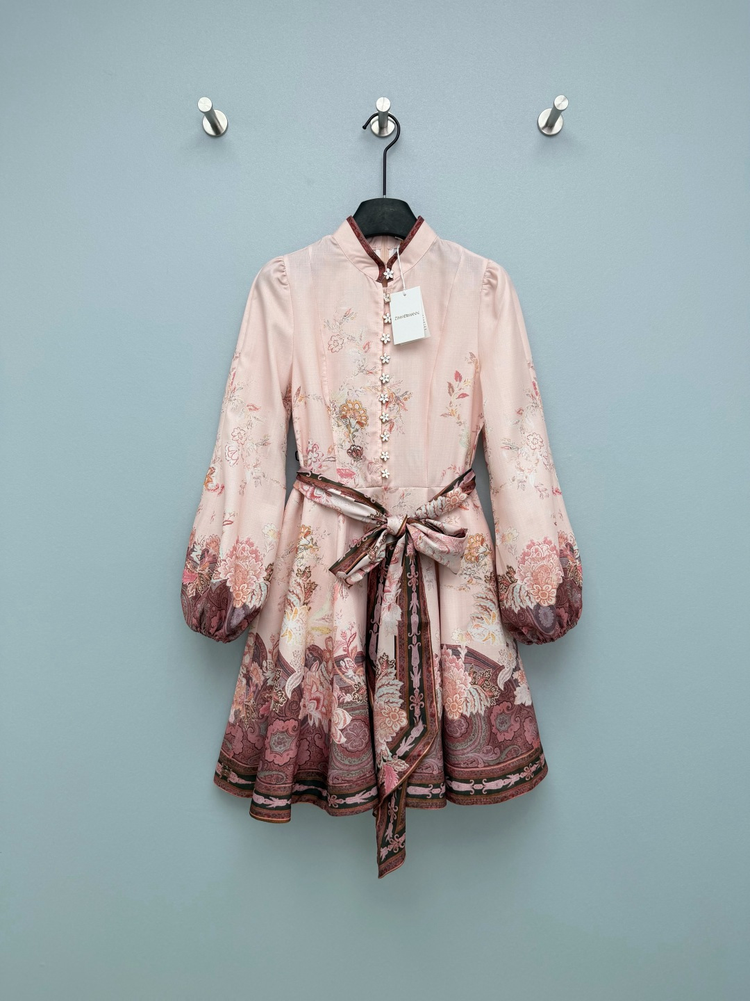 NO:778333,ZIMMERMA*26 new new Chinese style floral print lantern sleeve dress (short style) new Chinese style stand-up collar + row of flower rhinestone buttons, full of details. The body, cuffs and skirt are made of symmetrical floral + paisley positioning prints, rich in layers and full of high-end sense. The A-line short style has a big hem. It looks amazing when walking with wind, and makes great photos. Both pink and black are amazing!  Pink is gentle and fairy-like, black is slim and classy, ​​and yellow-skinned sisters can also close their eyes and wear it. Whether it is going to the beach for vacation, dating, daily commuting, or attending a wedding, it is very suitable ~ 2 colors and 4 sizes SMLXL, Zimmerman-clothing, skirts,19860909ZIMMERMA*26新款新中式花卉印花灯笼袖连衣裙（短款）新中式立领+整排花朵水钻纽扣,细节感拉满 .衣身、袖口、裙摆做对称花卉+佩斯利定位印花,层次丰富,高级感拉满 A字短款大摆,走路带风都超仙,拍照巨出片 粉/黑两色都太绝了！粉色温柔仙气,黑色显瘦高级,黄皮姐妹也能闭眼入 不管是去海边度假、约会穿,还是日常通勤、参加婚礼,都超合适~2色4码SMLXL,兹默曼-服装,skirts,,Women's clothing