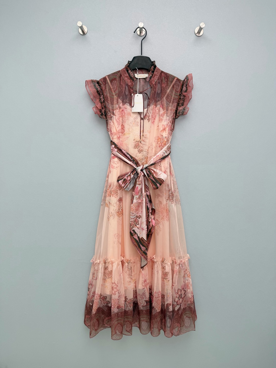 NO:778327,ZIMMERMA*26 new style paisley floral silk scarf belt dress. The semi-transparent mesh texture is elegant and high-end. It feels slippery and feels very comfortable on the upper body. Retro paisley cashew flower + soft pink flower are all printed. The color is gentle and high-end. It doesn’t pick the skin tone at all. The stand-up collar and earrings + tied V-neck make your face appear smaller as soon as you put it on. The flying sleeves and earrings perfectly cover the body. Sisters with thick arms can just close their eyes and enter.  Tie it with the same fabric belt, pinch out the waistline directly, and the belly and hip width are completely invisible. The layered lotus leaf skirt makes the wind look super cool when you walk, and it will look great when taking photos. It has a holiday atmosphere on the ceiling!  2 colors and 4 codes SMLXL, Zimmerman-clothing, skirts,19860909ZIMMERMA*26新款佩斯利花卉丝巾腰带连衣裙 半透网纱质感飘逸又高级,摸起来滑溜溜的,上身巨舒服 复古佩斯利腰果花+柔粉花卉满印,配色温柔又高级,完全不挑肤色 立领木耳边+系带V领,一穿直接显脸小,秒变直角肩 飞袖木耳边完美遮住拜拜肉,手臂粗姐妹直接闭眼入 同面料腰带一系,直接把腰线掐出来,小肚腩、胯宽全隐形 分层荷叶摆裙摆,走路带风都超仙,拍照巨出片 度假氛围感天花板！2色4码SMLXL,兹默曼-服装,skirts,,Women's clothing