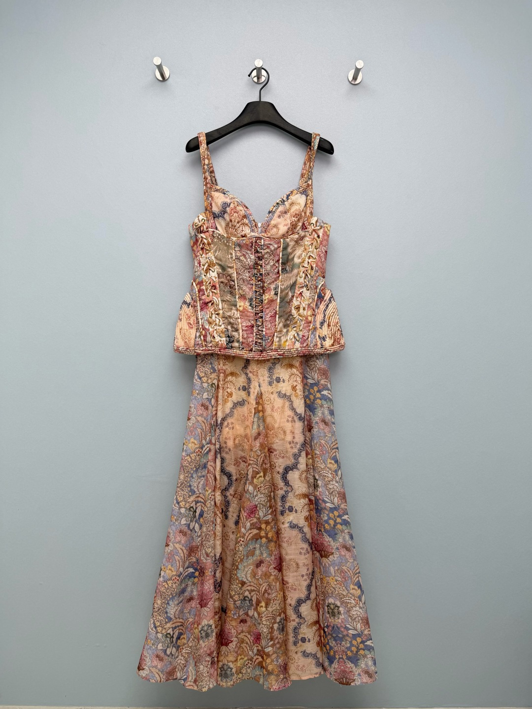 NO:778318,ZIMMERMA*26 New Retro Strap Waist Printed Suspender Skirt. The fake two-piece is instantly recognizable. The heavy-duty fishbone waistband on the upper body is really amazing. The cross straps on both sides are Morandi color retro oil painting prints. The color scheme is gentle and high-end. Yellow-skinned sisters can also close their eyes and look white. The fake two-piece design is so fragrant!  An A-line skirt with a large hem makes it look cool when walking, and it is great for taking photos. Whether it is a vacation at the beach, a date, a dinner party, or daily photos, it is perfect. Zim's heavy-duty craftsmanship will never disappoint. This set is really a shirt style in the wardrobe, just close your eyes and wear it!  Solid color size 4 SMLXL, Zimmerman-clothing, skirts,19860909ZIMMERMA*26新款复古绑带束腰印花吊带裙 假两件即视感 上身重工鱼骨束腰真的太绝了,双侧交叉绑带 莫兰迪色系复古油画印花,配色温柔又高级,黄皮姐妹也能闭眼入,巨显白 假两件套设计太香了！A字大摆半裙,走路带风都超仙,拍照巨出片 不管是去海边度假、约会穿,还是参加晚宴、日常拍照,都超合适 Zim的重工工艺真的永远不会失望,这套真的是衣柜里的战袍款,闭眼冲就对了！单色4码SMLXL,兹默曼-服装,skirts,,Women's clothing