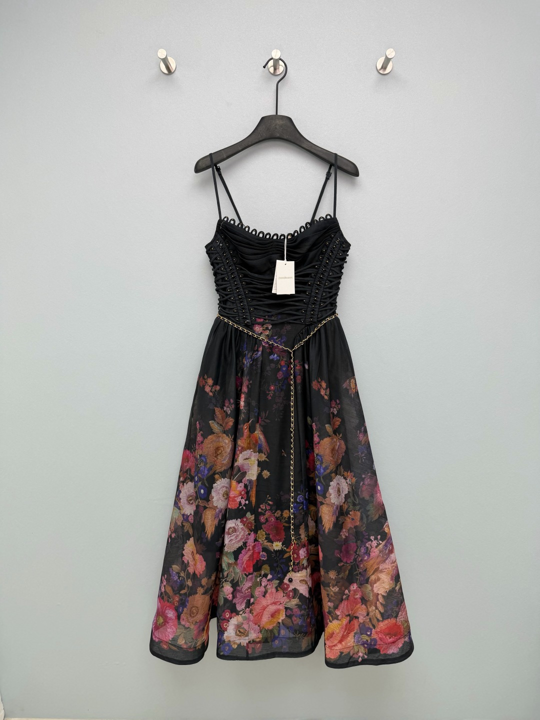 NO:778313,ZIMMERMA*26 New Black Strap Waist Floral Suspender Dress (Long Style) Heavy Duty Cross Strap Waist + Metal Rivets. Once worn, the waistline can be pinched out directly, transforming into an hourglass waist in seconds, and the belly is directly invisible. Black background oil painting-like flower print, the color is advanced and white, yellow-skinned sisters can also close their eyes. It is decorated with a metal chain belt, full of sweet and cool feeling, not monotonous at all.  Adjustable thin shoulder straps, super friendly to all heights. The black floral skirt directly welds the sweetness and coolness to the body. Single color size 4 SMLXL, Zimmerman-clothing, skirts,19860909ZIMMERMA*26新款黑色绑带收腰花卉吊带连衣裙（长款）重工交叉绑带束腰+金属铆钉,一穿直接把腰线掐出来,秒变沙漏腰,小肚腩直接隐形 黑底油画感花卉印花,配色高级又显白,黄皮姐妹也能闭眼入 搭配金属链条腰带装饰,甜酷感拉满,完全不会单调 A字大摆裙摆,走路带风都超仙,拍照巨出片 可调节细肩带,对各种身高都超友好 黑底花裙直接把甜酷焊在身上单色4码SMLXL,兹默曼-服装,skirts,,Women's clothing