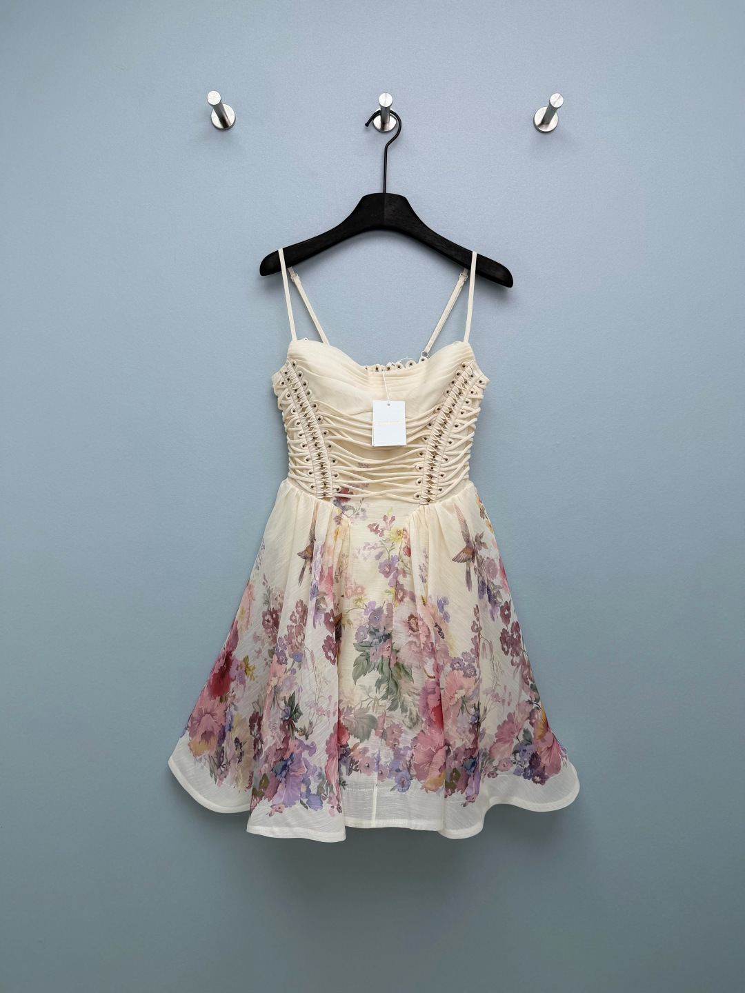 NO:778308,ZIMMERMA*26 new heavy-duty strapped waist floral suspender dress (short style) Heavy-duty cross strapped waist + metal rivets, the waistline can be pinched out as soon as you wear it, it will turn into an hourglass waist in seconds, and the belly will be directly invisible. Retro oil painting flowers + flying birds are printed all over, the color is gentle and advanced, and yellow-skinned sisters can also close their eyes. It is not monotonous at all.  Romance is welded to you!  Heavy industry waist floral skirt contract for the whole summer~Single color 4 size SMLXL, Zimmerman-clothing, skirts,19860909ZIMMERMA*26新款重工绑带束腰花卉吊带连衣裙（短款） 重工交叉绑带束腰+金属铆钉,一穿直接把腰线掐出来,秒变沙漏腰,小肚腩直接隐形 复古油画花卉+飞鸟满印,配色温柔又高级,黄皮姐妹也能闭眼入 完全不会单调 A字大摆裙摆,走路带风都超仙,拍照巨出片 可调节细肩带,对各种身高都超友好 浪漫焊在身上！重工束腰花裙承包整个夏天~单色4码SMLXL,兹默曼-服装,skirts,,Women's clothing