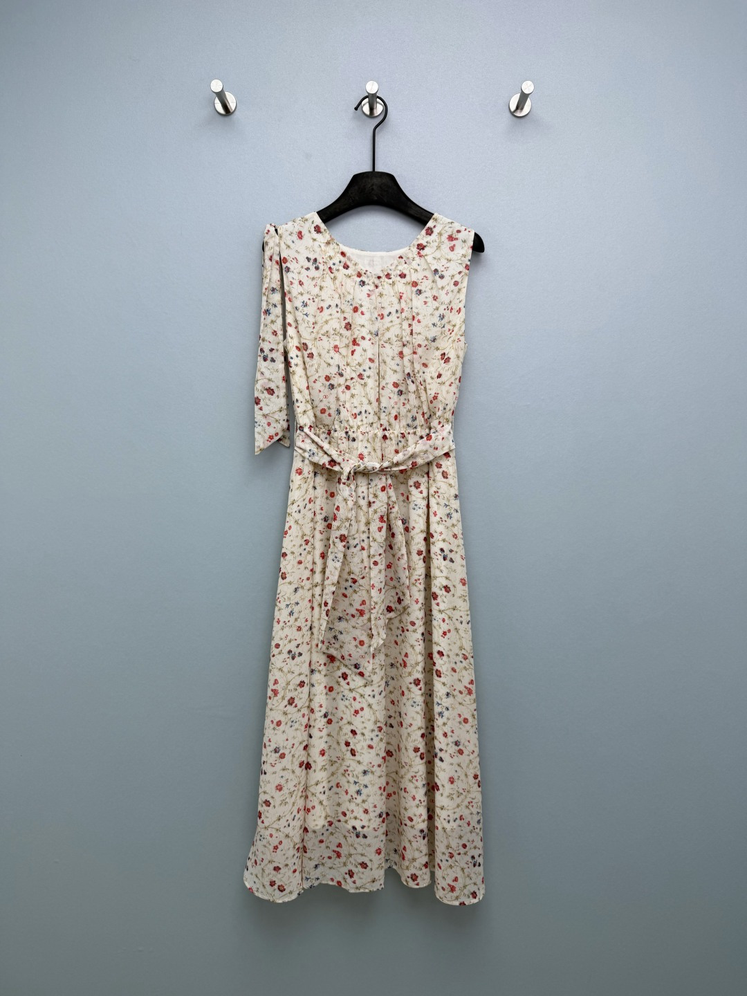 NO:780407,Valentin*26 new V-label floral sleeveless dress. One-sided streamers on the shoulders are very flexible. The whole invisible V logo printed skirt is woven with the red V LOGO classic logo. It is low-key and noble, and it is highly recognizable. The off-white bottom is paired with red/blue/coffee vine flowers, which adds a French atmosphere. It is refreshing and healing to add sweetness. Retro floral is refreshing and healing.  , it comes with a belt of the same color, which can be tied into a bow. The belt around the waist can be salty or sweet. When tied, it will look like a gentle goddess, and when loosened, it will look like a lazy French style!  It has to be the king of all-match items in the wardrobe. When you put it on, you will be a walking 'flower of wealth'!  Single color code 3 SML, Valentino-clothing, valentino, valentino, skirts,19860909Valentin*26新款V标碎花无袖连衣裙 肩部单侧飘带灵动十足 整体隐形V logo印花裙身织有红色V LOGO经典标识,低调显贵,辨识度拉满 米白底搭配红/蓝/咖色藤蔓小花,法式氛围感拉满,清新治愈增加甜美感,复古碎花清新治愈 ,自带同色系腰带,可系成蝴蝶结,腰间系带可盐可甜,系上是温柔女神,散开是慵懒法式风！衣柜里的百搭王者非它莫属,穿上就是行走的“富贵花”！单色3码SML,华伦天奴-服装,valentino,valentino,skirts,,Women's clothing