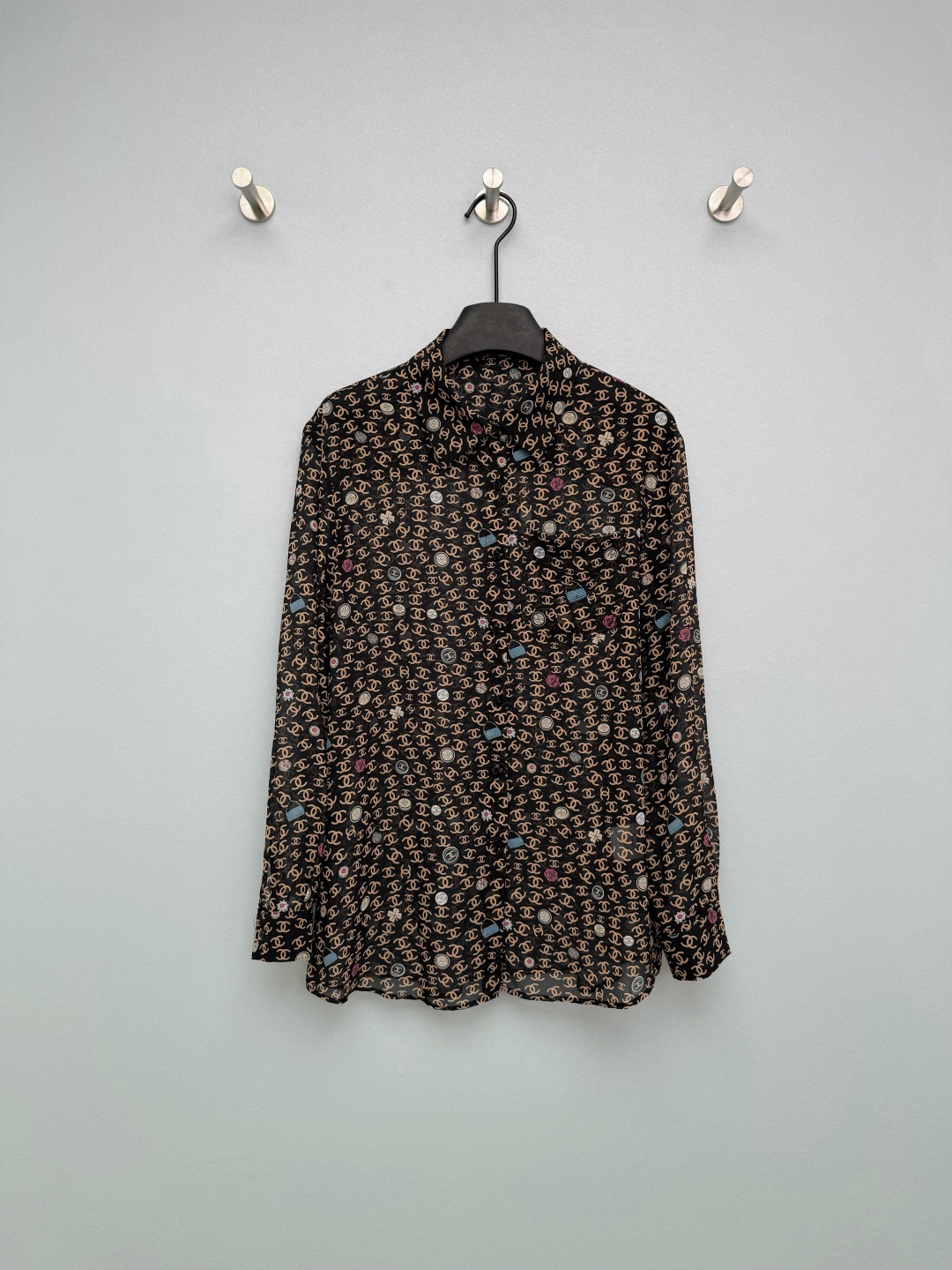 NO:780381,Chan*l 26 new double C all-over printed long-sleeved shirt, classic double C presbyopia + camellia all over printed, full of retro feel, low-key and noble, full of details!  The slightly transparent fabric has a hazy atmosphere. It can be worn alone or with a suspender layer. It is sexy and elegant at the same time. It is perfect for wearing, layering it, or opening it as a sun protection jacket!  The loose fit covers the flesh and makes you look slimmer, without being too picky about your figure!  Pink/black background color with multi-color brand elements, rich visual hierarchy, timeless~ 2 colors and 3 sizes SML, Chanel-clothing, chanel, chanel, jackets & coats, shirts,19860909Chan*l 26新款双C满印长袖衬衫 经典双C老花+山茶花满印,复古感拉满,低调又显贵,细节感直接拉满！微透面料自带朦胧氛围感,可单穿也可内搭吊带,性感与优雅并存 ,穿、内搭还是敞开做防晒外套都超绝！宽松版型遮肉显瘦,不挑身材！粉/黑底色搭配多色品牌元素,视觉层次丰富,永不过时~ 2色3码SML,香奈儿-服装,chanel,chanel,jackets & coats,shirts,,Women's clothing