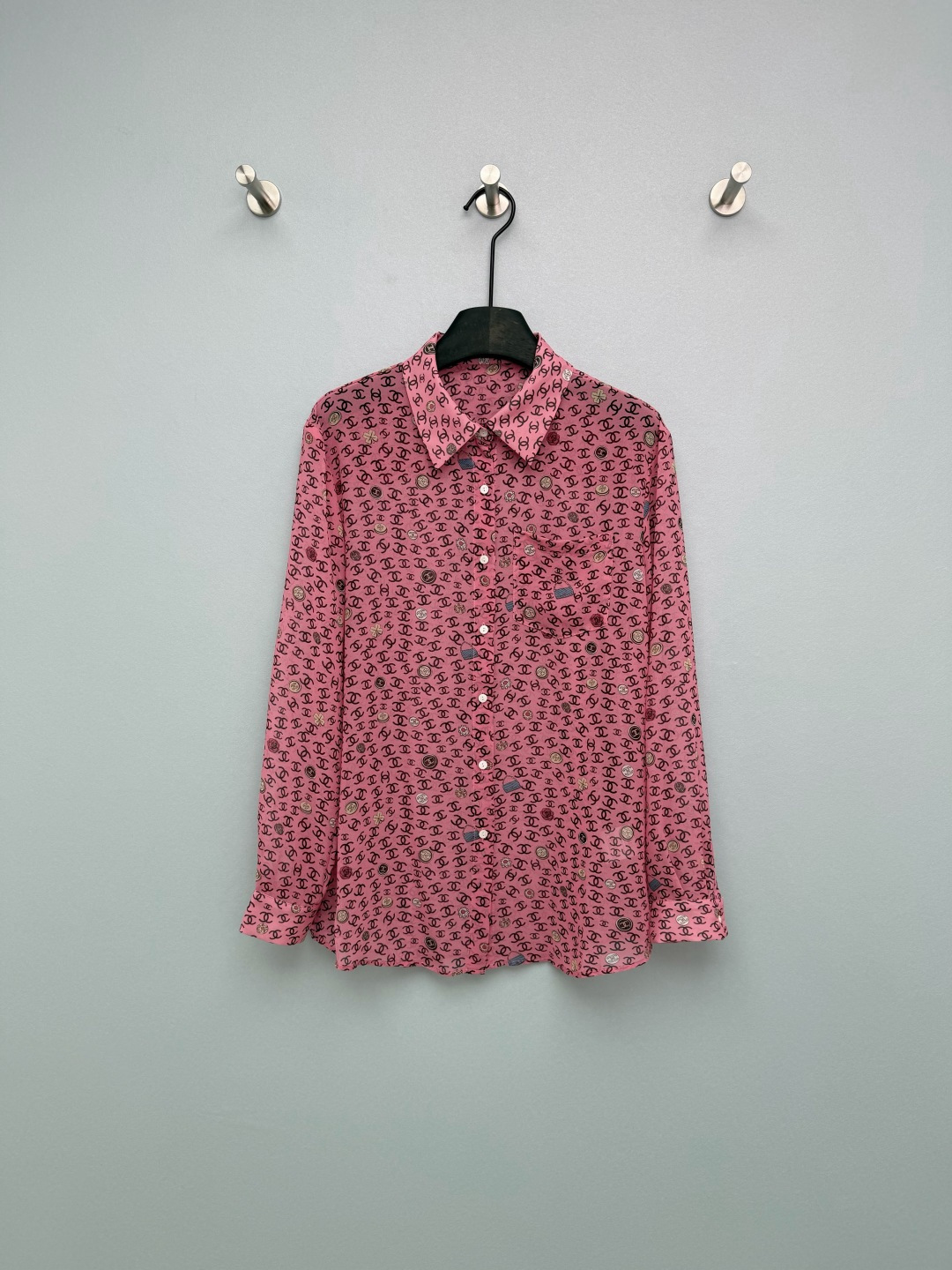 NO:780393,Chan*l 26 new double C all-over printed long-sleeved shirt, classic double C presbyopia + camellia all over printed, full of retro feel, low-key and noble, full of details!  The slightly transparent fabric has a hazy atmosphere. It can be worn alone or with a suspender layer. It is sexy and elegant at the same time. It is perfect for wearing, layering it, or opening it as a sun protection jacket!  The loose fit covers the flesh and makes you look slimmer, without being too picky about your figure!  Pink/black background color with multi-color brand elements, rich visual hierarchy, timeless~ 2 colors and 3 sizes SML, Chanel-clothing, chanel, chanel, jackets & coats, shirts,19860909Chan*l 26新款双C满印长袖衬衫 经典双C老花+山茶花满印,复古感拉满,低调又显贵,细节感直接拉满！微透面料自带朦胧氛围感,可单穿也可内搭吊带,性感与优雅并存 ,穿、内搭还是敞开做防晒外套都超绝！宽松版型遮肉显瘦,不挑身材！粉/黑底色搭配多色品牌元素,视觉层次丰富,永不过时~ 2色3码SML,香奈儿-服装,chanel,chanel,jackets & coats,shirts,,Women's clothing