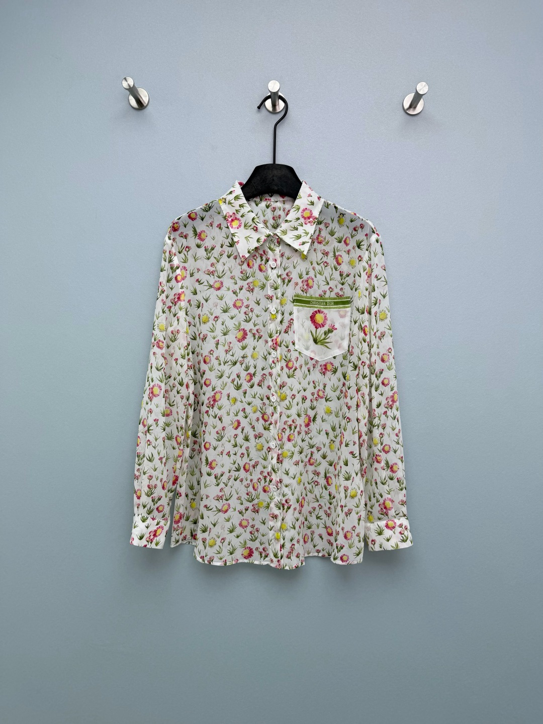 NO:780369,Dio*26's new daisy-printed long-sleeved shirt. The pink and white daisies printed all over are fresh and age-reducing. The D letter print on the left chest pocket is low-key and noble, and the details are full!  The slightly transparent fabric has a hazy atmosphere. It can be worn alone or with suspenders. It is sexy and elegant at the same time. It captures French laziness, retro high-end, and old money style. Wear it and you will be a walking fashion pictorial!  Single color code 3 SML, Dior-clothing, dior, dior, dior, shirts,19860909Dio*26新款雏菊满印长袖衬衫 满印粉白雏菊清新又减龄,左胸口袋的D家字母印花低调又显贵,细节感直接拉满！微透面料自带朦胧氛围感,可单穿也可内搭吊带,性感与优雅并存 ,法式慵懒、复古高级、老钱风全被它拿捏了,穿上就是行走的时尚画报！单色3码SML,迪奥-服装,dior,dior,dior,shirts,,Women's clothing