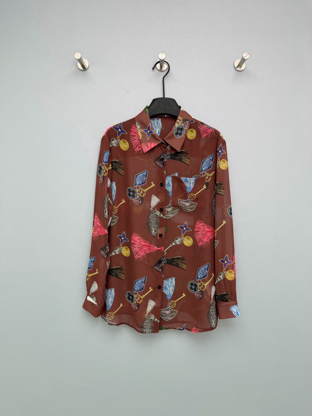NO:780424,Louis Vuitto*26 new key tassel all-over printed long-sleeved shirt, retro keys + Monogram presbyopia printed all over, full of artistic sense, caramel background whitening and refreshing, low-key and noble!  The slightly transparent fabric has a hazy atmosphere. It can be worn alone or with suspenders. It is sexy and elegant at the same time. It captures French laziness, retro high-end, and old money style. Wear it and you will be a walking fashion pictorial!  Solid color size 3 SML,Louis Vuitton-clothing,louis vuitton,louis vuitton,shirts,19860909Louis Vuitto*26新款钥匙流苏满印长袖衬衫 复古钥匙+Monogram老花满印,艺术感拉满,焦糖底色显白提气,低调又显贵！微透面料自带朦胧氛围感,可单穿也可内搭吊带,性感与优雅并存 ,法式慵懒、复古高级、老钱风全被它拿捏了,穿上就是行走的时尚画报！单色3码SML,路易威登-服装,louis vuitton,louis vuitton,shirts,,Women's clothing