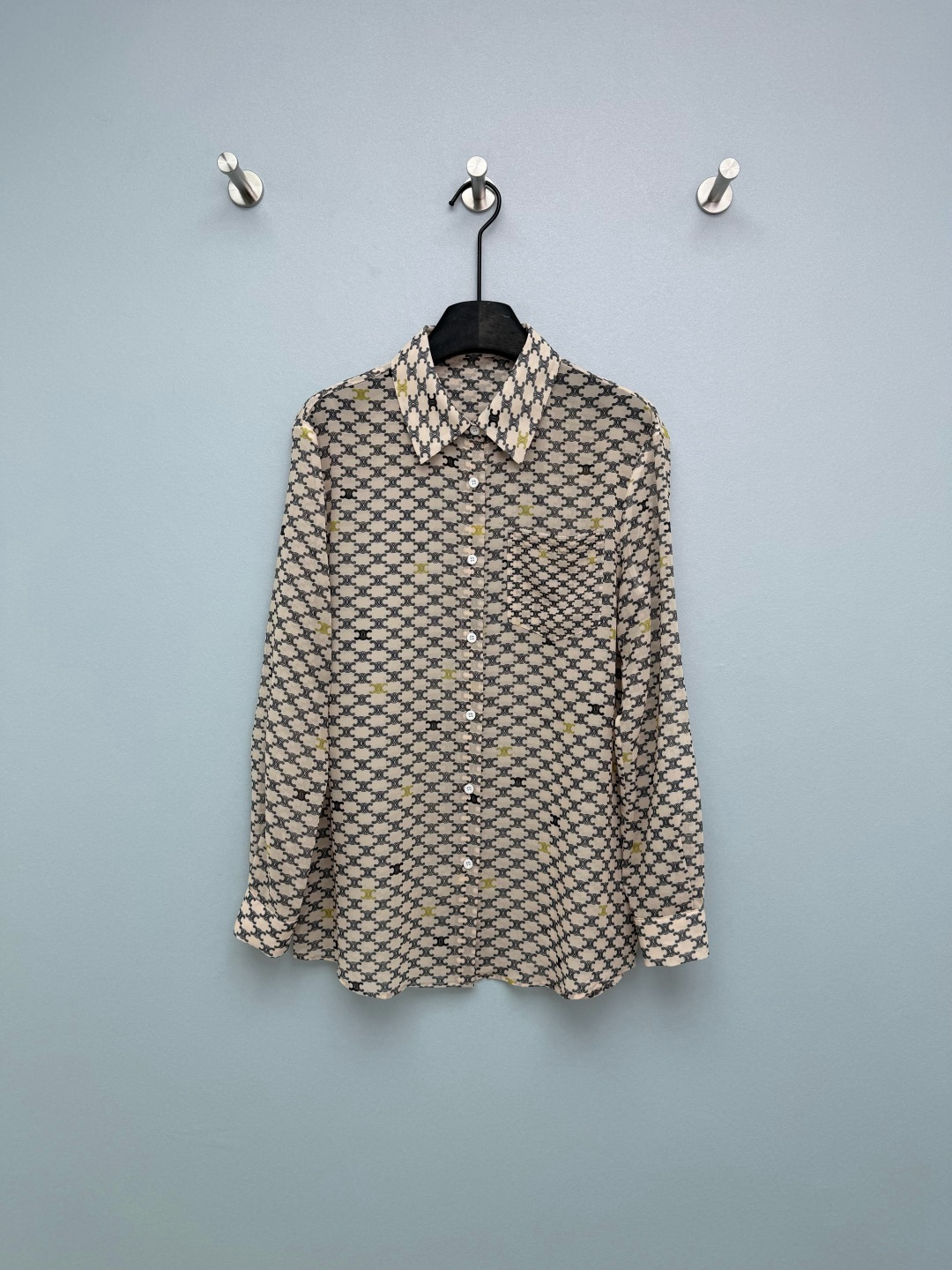 NO:780432,CELIN*26 new Triomphe presbyopia print long-sleeved shirt. The classic Arc de Triomphe presbyopia print all over. It has a retro feel, is low-key and noble, and has a direct sense of detail!  The slightly transparent fabric has a hazy atmosphere. It can be worn alone or with suspenders. It is sexy and elegant at the same time. It captures the essence of old money style. When you wear it, you will look like a walking French pictorial, with a high-end sense!  Single color size 3 SML, Celine-clothing, celine, celine, shirts,19860909CELIN*26新款Triomphe老花满印长袖衬衫 经典凯旋门老花满印,复古感拉满,低调又显贵,细节感直接拉满！微透面料自带朦胧氛围感,可单穿也可内搭吊带,性感与优雅并存 ,老钱风穿搭的精髓被它拿捏得死死的,穿上就是行走的法式画报,高级感爆棚！单色3码SML,赛琳-服装,celine,celine,shirts,,Women's clothing