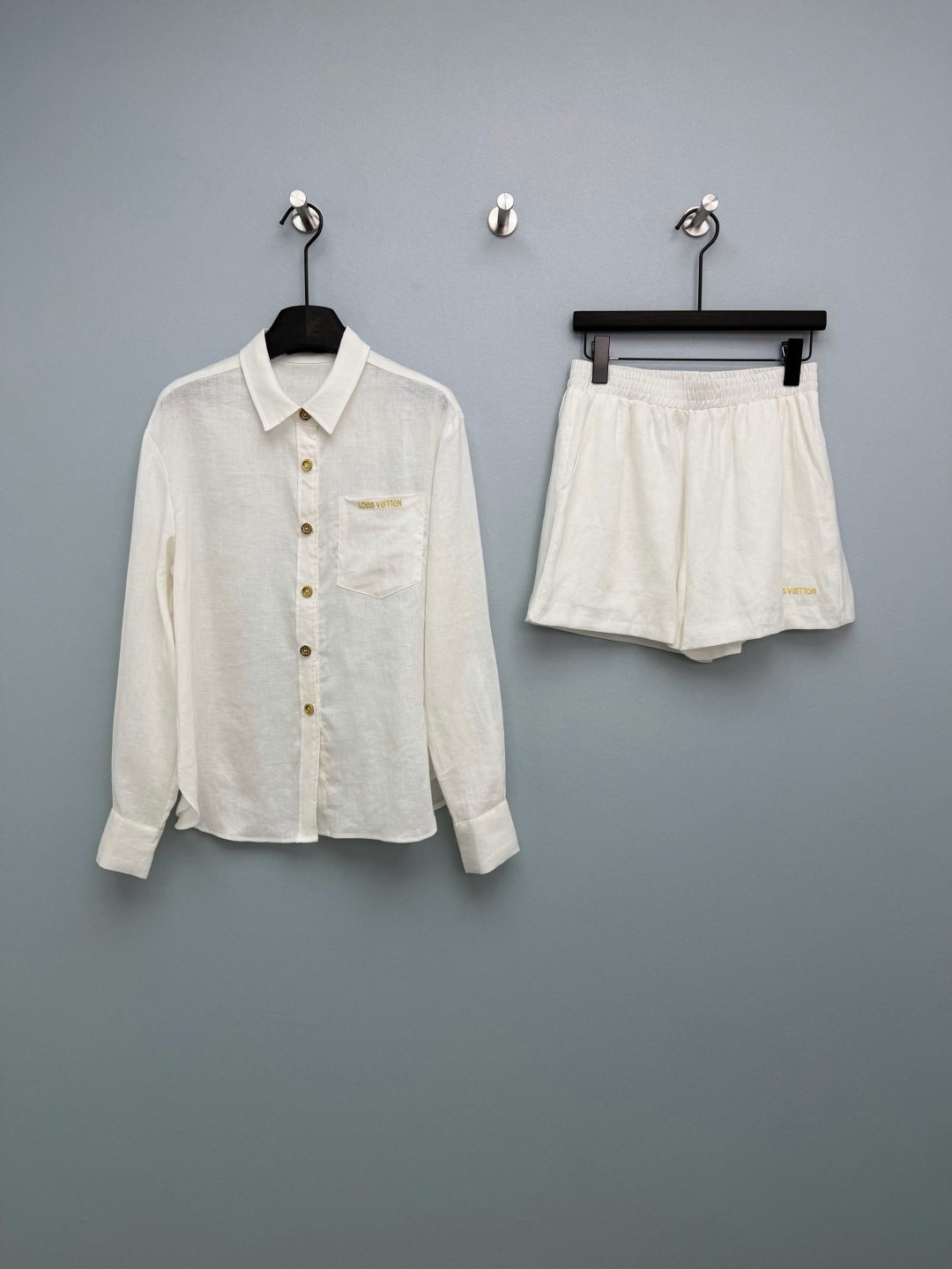 NO:780380,Louis Vuitto*26 new linen embroidered shirt and shorts suit. The natural linen fabric is breathable and comfortable, with its own cooling feeling. It will not make you sweat at all in summer!  Loose shirt + high-waisted shorts are a great way to cover up the flesh and make you look slimmer. If you have a pear-shaped figure with your eyes closed, you will feel loose and full!  Golden L embroidery + metal buttons + back collar nameplate, every detail says 'nobleness', low-key and luxurious!  The milky white is gentle and fairy-like, and the sky blue is fresh and healing. It is perfect whether on vacation, commuting or at home!  When you put it on, you will walk like a French pictorial. It is lazy and high-end. It has to be the king of all-match items in your wardrobe!  2 colors and 3 codes SML,Louis Vuitton-clothing,louis vuitton,louis vuitton,shorts,shirts,19860909Louis Vuitto*26新款亚麻刺绣衬衫短裤套装 天然亚麻面料透气又舒服,自带凉感,夏天穿完全不闷汗！宽松衬衫+高腰短裤,遮肉显瘦一绝,梨形身材闭眼冲,松弛感直接拉满！金色L刺绣+金属纽扣+后领铭牌,每一处细节都在说“贵气”,低调又奢华！ 奶白色温柔仙气,天蓝色清新治愈,不管是度假、通勤还是居家都超绝！ 穿上就是行走的法式画报,慵懒又高级,衣柜里的百搭王者非它莫属！2色3码SML,路易威登-服装,louis vuitton,louis vuitton,shorts,shirts,,Women's clothing