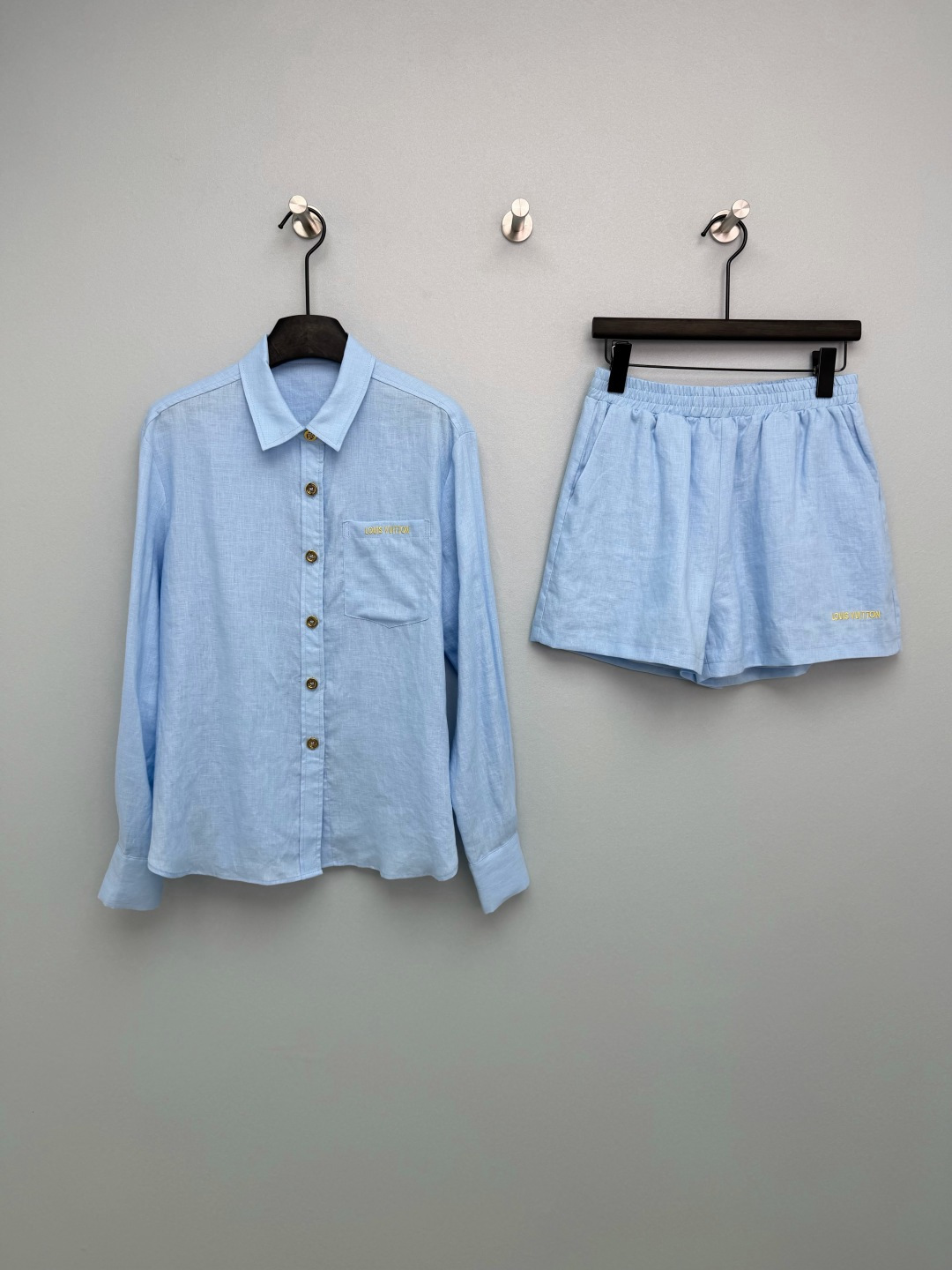 NO:780392,Louis Vuitto*26 new linen embroidered shirt and shorts suit. The natural linen fabric is breathable and comfortable, with its own cooling feeling. You will not feel sweaty when wearing it in summer!  Loose shirt + high-waisted shorts are a great way to cover up the flesh and make you look slimmer. If you have a pear-shaped figure with your eyes closed, you will feel loose and full!  Golden L embroidery + metal buttons + back collar nameplate, every detail says 'nobleness', low-key and luxurious!  The milky white is gentle and fairy-like, and the sky blue is fresh and healing. It is perfect whether on vacation, commuting or at home!  When you put it on, you will walk like a French pictorial. It is lazy and high-end. It has to be the king of all-match items in your wardrobe!  2 colors and 3 codes SML,Louis Vuitton-clothing,louis vuitton,louis vuitton,shorts,shirts,19860909Louis Vuitto*26新款亚麻刺绣衬衫短裤套装 天然亚麻面料透气又舒服,自带凉感,夏天穿完全不闷汗！宽松衬衫+高腰短裤,遮肉显瘦一绝,梨形身材闭眼冲,松弛感直接拉满！金色L刺绣+金属纽扣+后领铭牌,每一处细节都在说“贵气”,低调又奢华！ 奶白色温柔仙气,天蓝色清新治愈,不管是度假、通勤还是居家都超绝！ 穿上就是行走的法式画报,慵懒又高级,衣柜里的百搭王者非它莫属！2色3码SML,路易威登-服装,louis vuitton,louis vuitton,shorts,shirts,,Women's clothing