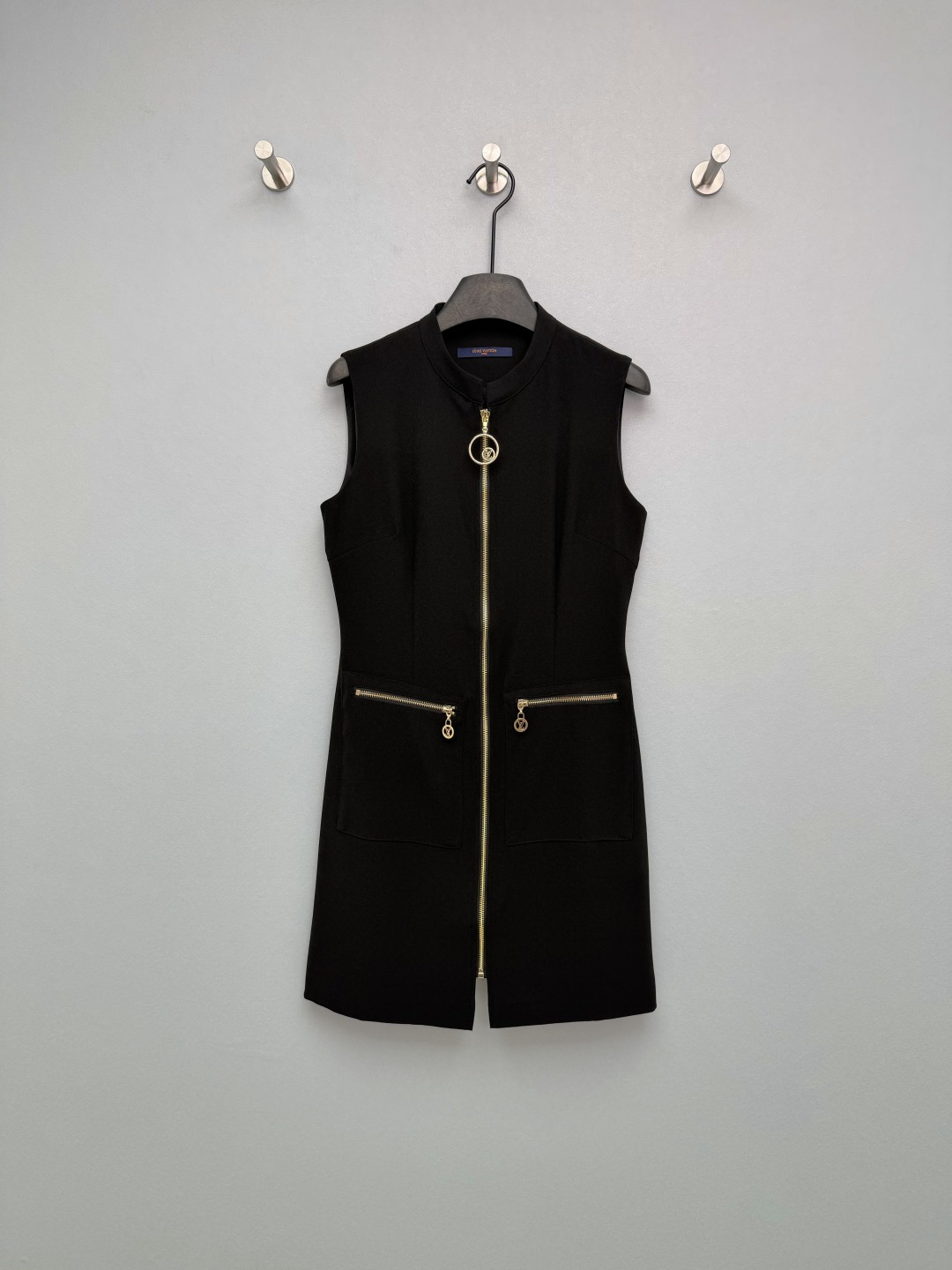 NO:780406,Louis Vuitto*26 new metal ring zipper sleeveless dress. The straight H-shaped version directly hides all body defects, making it slim and neat. The stand-up collar design is capable and elegant, and the heroine is full of aura!  The L metal ring zipper puller on the chest is so eye-catching, the black and gold color scheme is classic and high-end, and every detail says 'noble'!  Wear it for business commuting to look professional and smart, wear it to formal banquets to look high-end and distinguished, one skirt can cover the entire workplace!  Whether paired with a suit jacket or worn alone, it looks great. It has to be the most versatile piece in your wardrobe!  Solid color size 3 SML,Louis Vuitton-clothing,louis vuitton,louis vuitton,skirts,jackets & coats,business suit,19860909Louis Vuitto*26新款 金属圈拉链无袖连衣裙 直筒H型版型直接藏住所有身材缺点,显瘦又利落,立领设计干练又优雅,大女主气场拉满！胸前的L金属圈拉链头太戳了,黑金配色经典高级,每一处细节都在说“贵气”！ 商务通勤穿它是专业干练,正式宴会穿它是高级显贵,一条裙子承包整个职场穿搭！ 不管是配西装外套还是单穿都超绝,衣柜里的百搭王者非它莫属！单色3码SML,路易威登-服装,louis vuitton,louis vuitton,skirts,jackets & coats,business suit,,Women's clothing