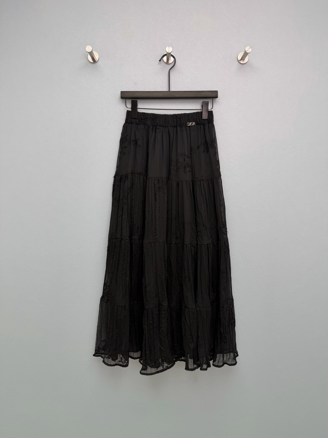 NO:780356,Dio* 26 new embroidered mesh cake skirt. Metal DIOR letter logo on the waistband, full of brand recognition, low-key and elegant, full of details. Three-dimensional plant flower embroidery on the whole body, full of handmade feeling. The off-white version is fresh and gentle, and the black version is cool and high-end. Double-layer mesh + lining design, with just the right sense of perspective, preventing light leakage while retaining a light and transparent feeling. Layered pleat technology, the skirt is fluffy but not collapsed, and has a sense of flexibility and elegance when walking.  The off-white one is gentle and fairy-like, while the black one is cool and slimming. One skirt can cover all your occasions!  2 colors and 3 codes SML, Dior-clothing, dior, dior, skirts,19860909Dio* 26新款刺绣网纱蛋糕半身裙 腰头金属DIOR字母标,品牌辨识度拉满,低调显贵,细节感十足 全身立体植物花卉刺绣,手工感拉满,米白款清新温柔,黑款酷飒高级 双层网纱+内衬设计,透视感恰到好处,防走光同时保留轻盈通透感 分层压褶工艺,裙摆蓬松不塌,走动时自带灵动飘逸感 米白款温柔仙气,黑款酷飒显瘦,一条裙子承包你所有场合！ 2色3码SML,迪奥-服装,dior,dior,skirts,,Women's clothing
