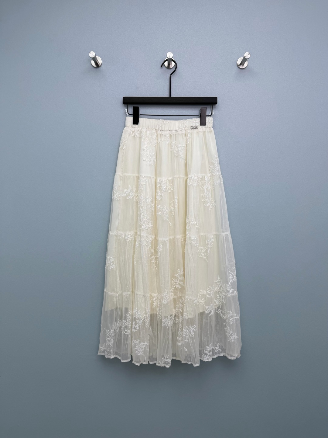 NO:780368,Dio* 26 new embroidered mesh cake skirt. Metal DIOR letter logo on the waistband, full of brand recognition, low-key and elegant, full of details. Three-dimensional plant flower embroidery on the whole body, full of handmade feeling. The off-white version is fresh and gentle, and the black version is cool and high-end. Double-layer mesh + lining design, with just the right sense of perspective, preventing light leakage while retaining a light and transparent feeling. Layered pleat technology, the skirt is fluffy but not collapsed, and has a sense of flexibility and elegance when walking.  The off-white one is gentle and fairy-like, while the black one is cool and slimming. One skirt can cover all your occasions!  2 colors and 3 codes SML, Dior-clothing, dior, dior, skirts,19860909Dio* 26新款刺绣网纱蛋糕半身裙 腰头金属DIOR字母标,品牌辨识度拉满,低调显贵,细节感十足 全身立体植物花卉刺绣,手工感拉满,米白款清新温柔,黑款酷飒高级 双层网纱+内衬设计,透视感恰到好处,防走光同时保留轻盈通透感 分层压褶工艺,裙摆蓬松不塌,走动时自带灵动飘逸感 米白款温柔仙气,黑款酷飒显瘦,一条裙子承包你所有场合！ 2色3码SML,迪奥-服装,dior,dior,skirts,,Women's clothing