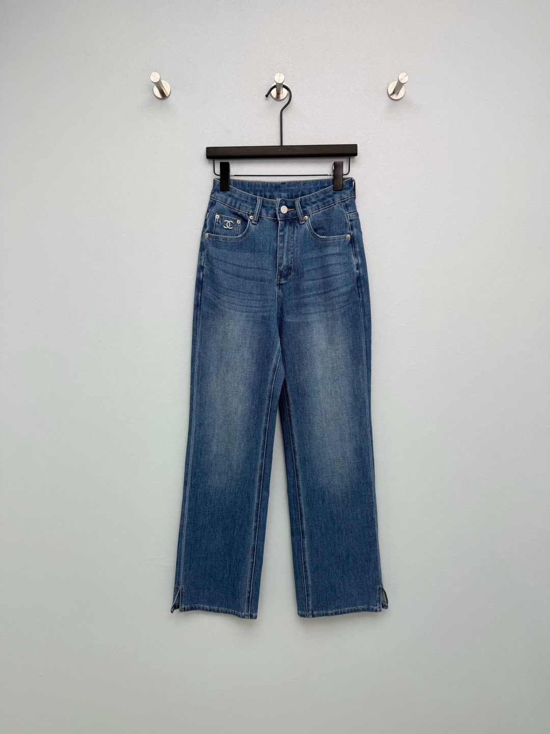 NO:780347,Chan*l26 new straight leg slit jeans, retro washed blues, full of high-end feel, even yellow-skinned sisters can close their eyes!  High-waisted straight version, the waistline is raised in seconds, and the long legs are straight and full. The slits on both sides of the trousers are designed to show the length of the legs and hide the flesh. Sisters with pear-shaped figures and thick legs can directly become gods. Double C metal logo on the pockets + leather tag on the back waist, full of details, low-key and noble. Soft but not collapsed denim fabric, breathable and not sweaty, just right for spring and summer. Wear it with a suit for commuting, with a casual T-shirt, or with a short top for a sweet girl. It looks good no matter how you wear it  For those who are missing a pair of all-purpose jeans in their wardrobe, this pair can be purchased with just a few seconds!  Single color size 3 SML, Chanel-clothing, chanel, chanel, jeans, tees, t-shirt, business suit,19860909Chan*l26新款直筒开叉牛仔裤 复古水洗蓝调,高级感拉满,黄皮姐妹也能闭眼冲！ 高腰直筒版型,秒拉高腰线,大长腿既视感直接拉满 裤脚双侧开叉设计,显腿长又藏肉,梨形身材、腿粗姐妹直接封神 口袋双C金属标+后腰皮牌,细节感拉满,低调又显贵 软而不塌的牛仔面料,透气不闷汗,春夏穿刚刚好 通勤搭西装、休闲搭T恤、甜妹搭短上衣,怎么穿都好看 衣柜里缺一条万能牛仔裤的姐妹,这条直接闭眼冲！单色3码SML,香奈儿-服装,chanel,chanel,jeans,tees，t-shirt,business suit,,Women's clothing